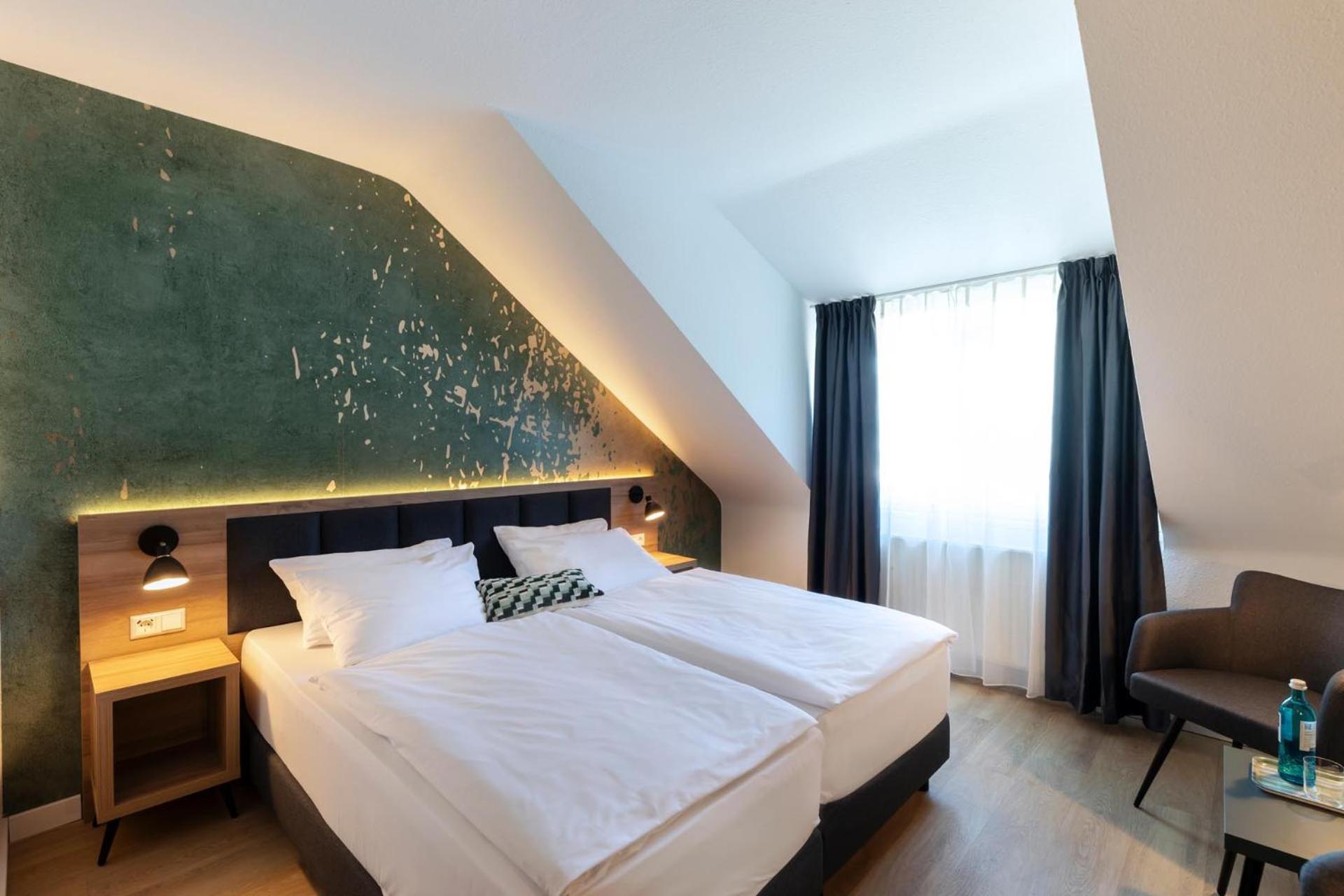 Business Twin Room - Photo 1
