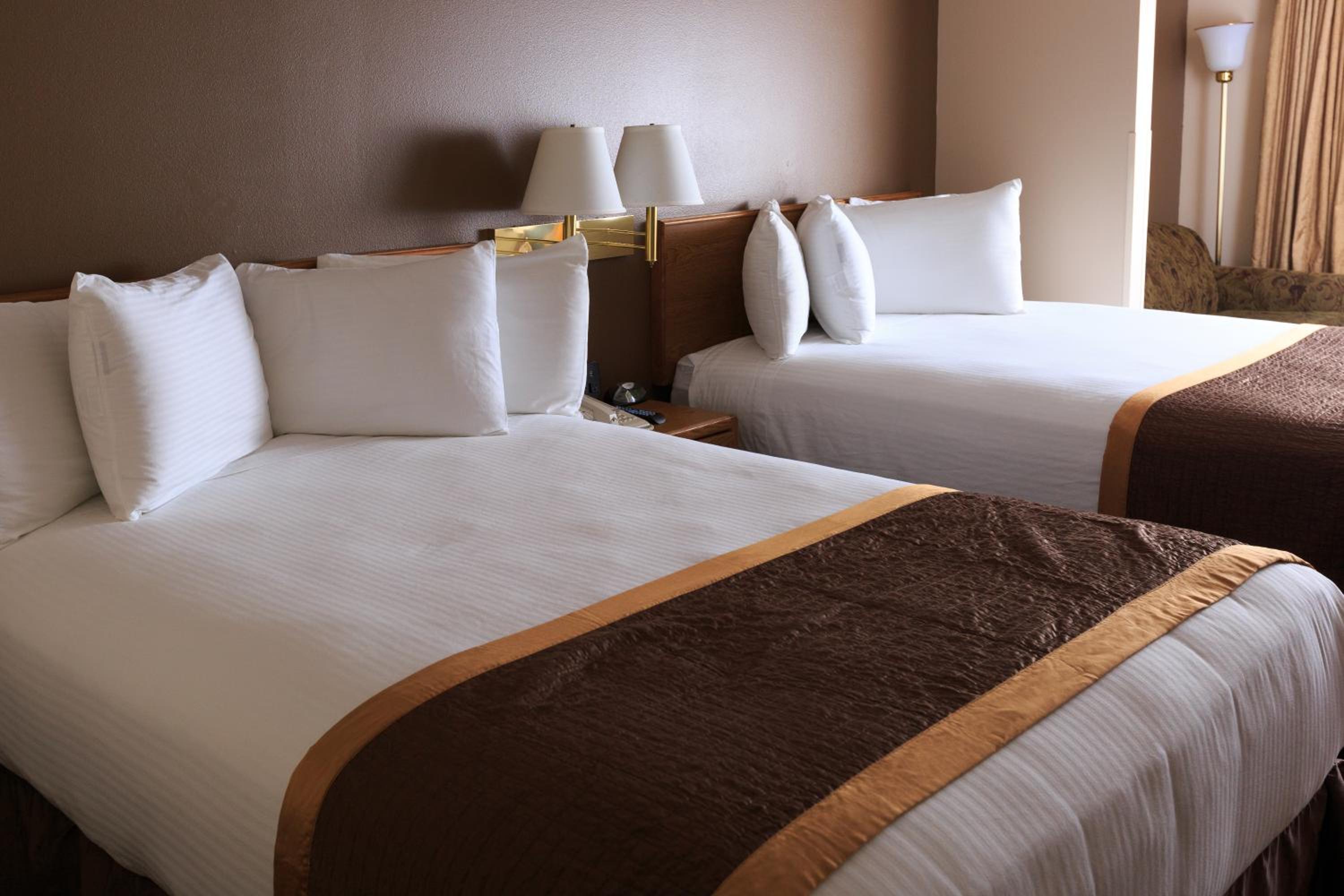 Double Queen Suite - Photo 3