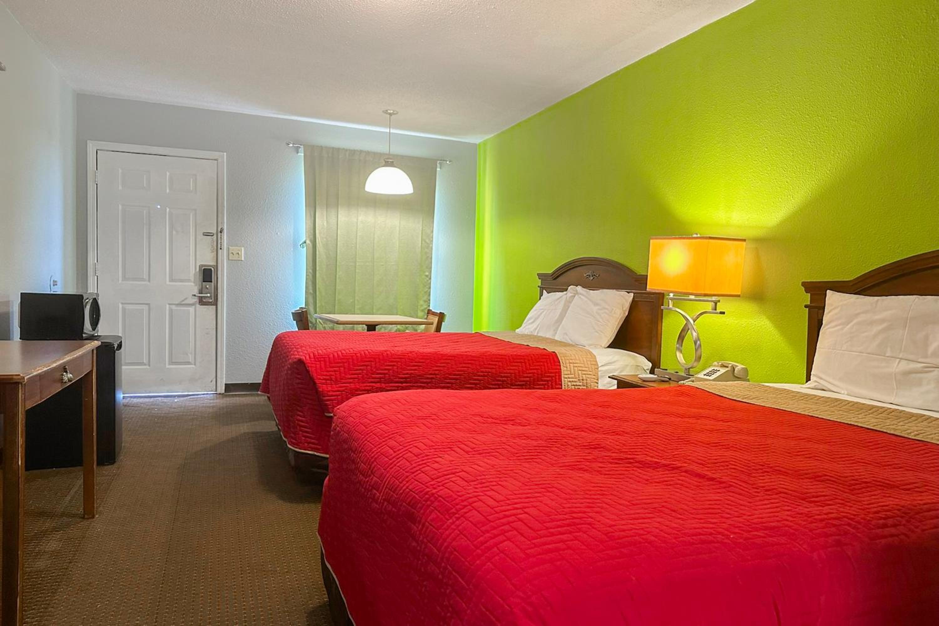2 Full Bed Smoking photo 1
