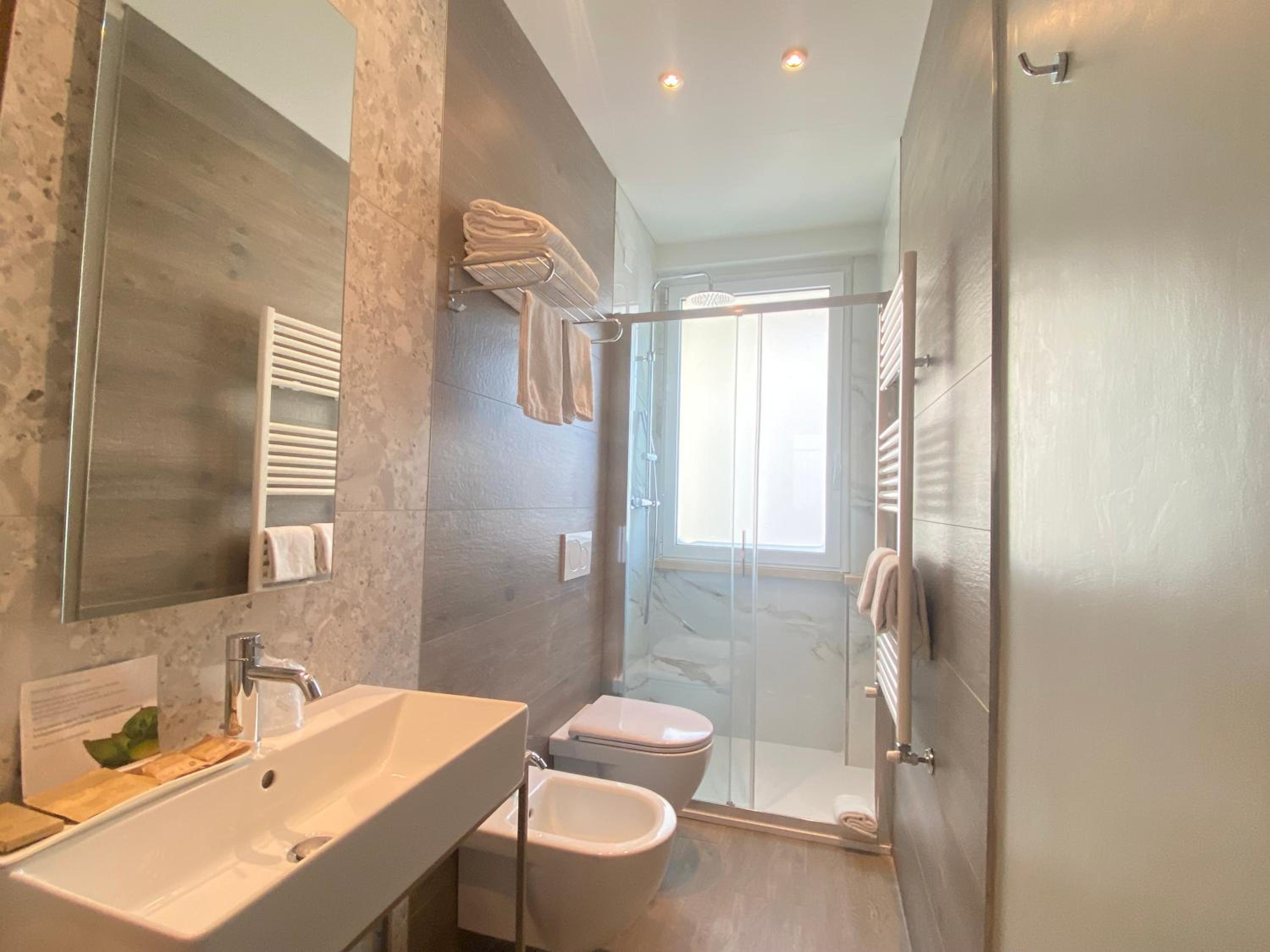 Connecting Family Room with One Bathroom