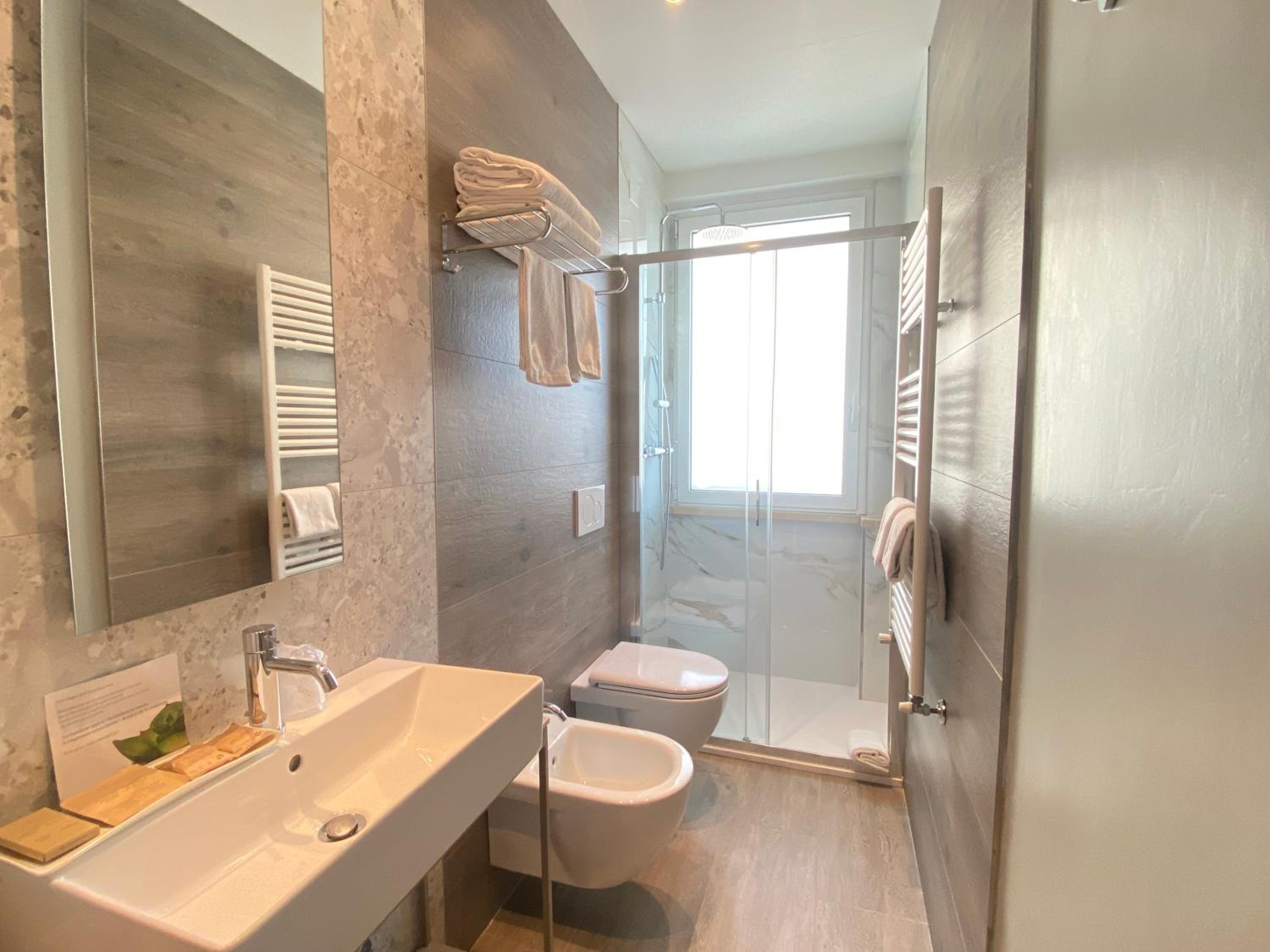 Connecting Family Room with One Bathroom