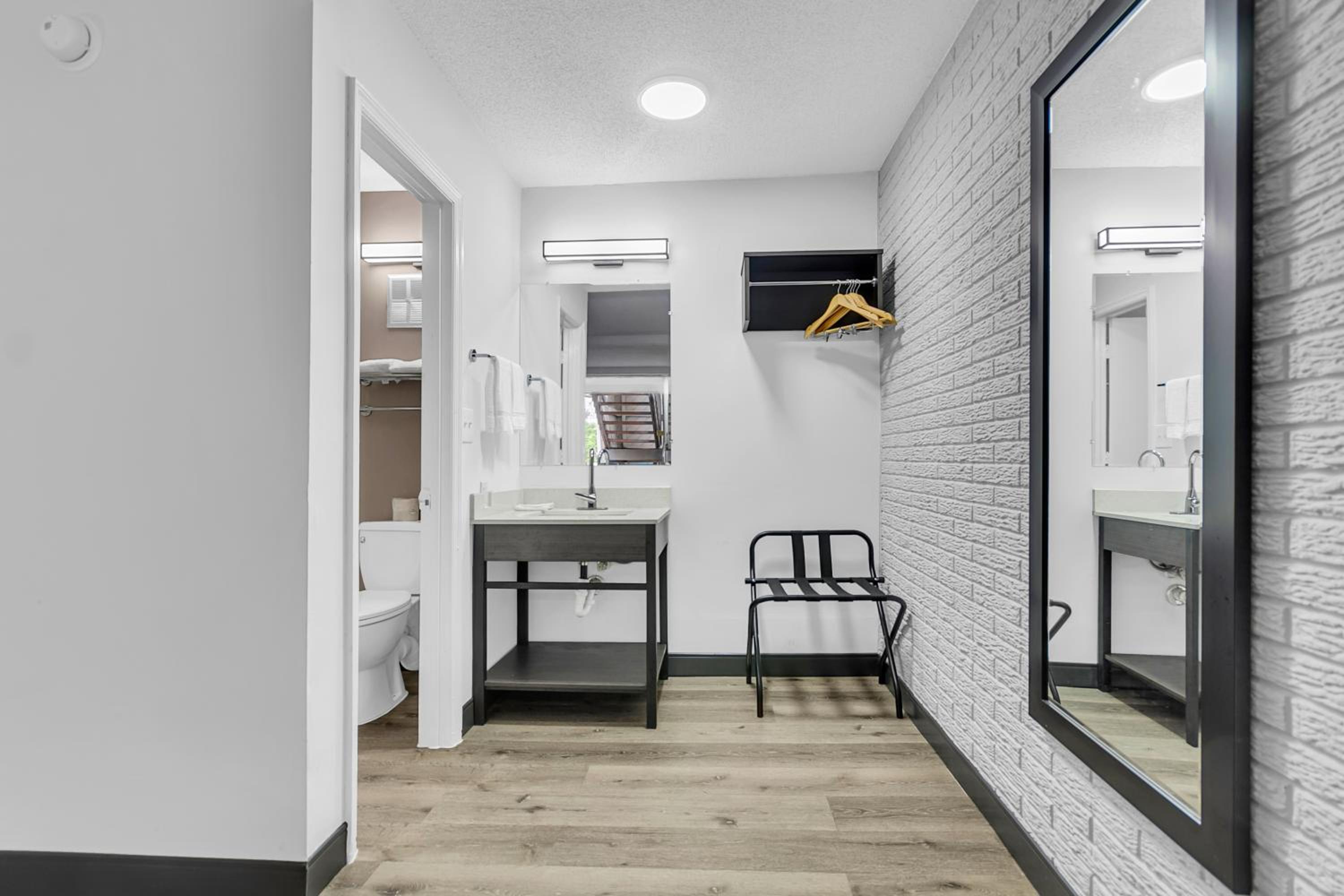 King Room Pet Friendly - Accessible/Non-Smoking