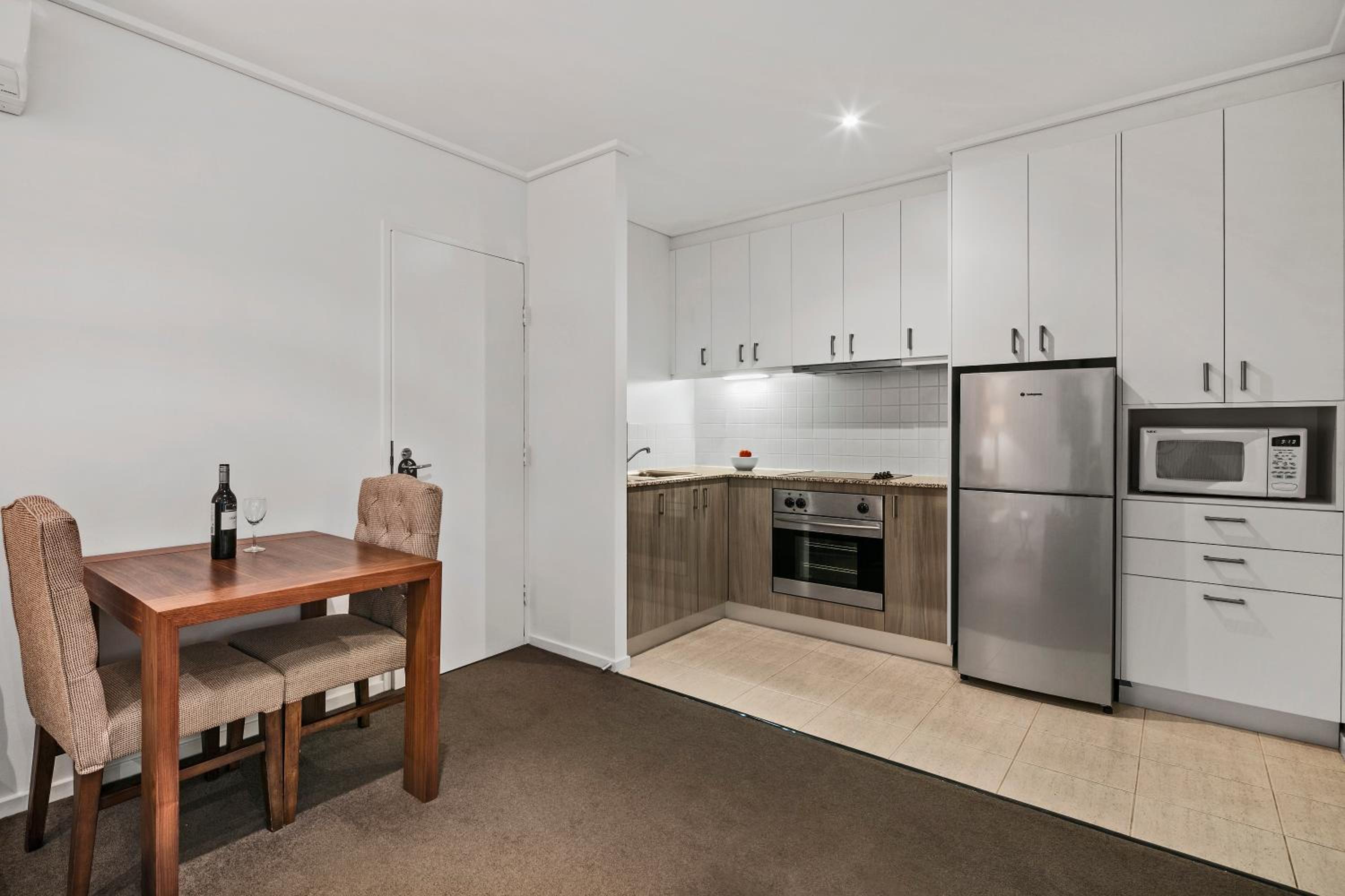Executive One-Bedroom Apartment - Photo 5