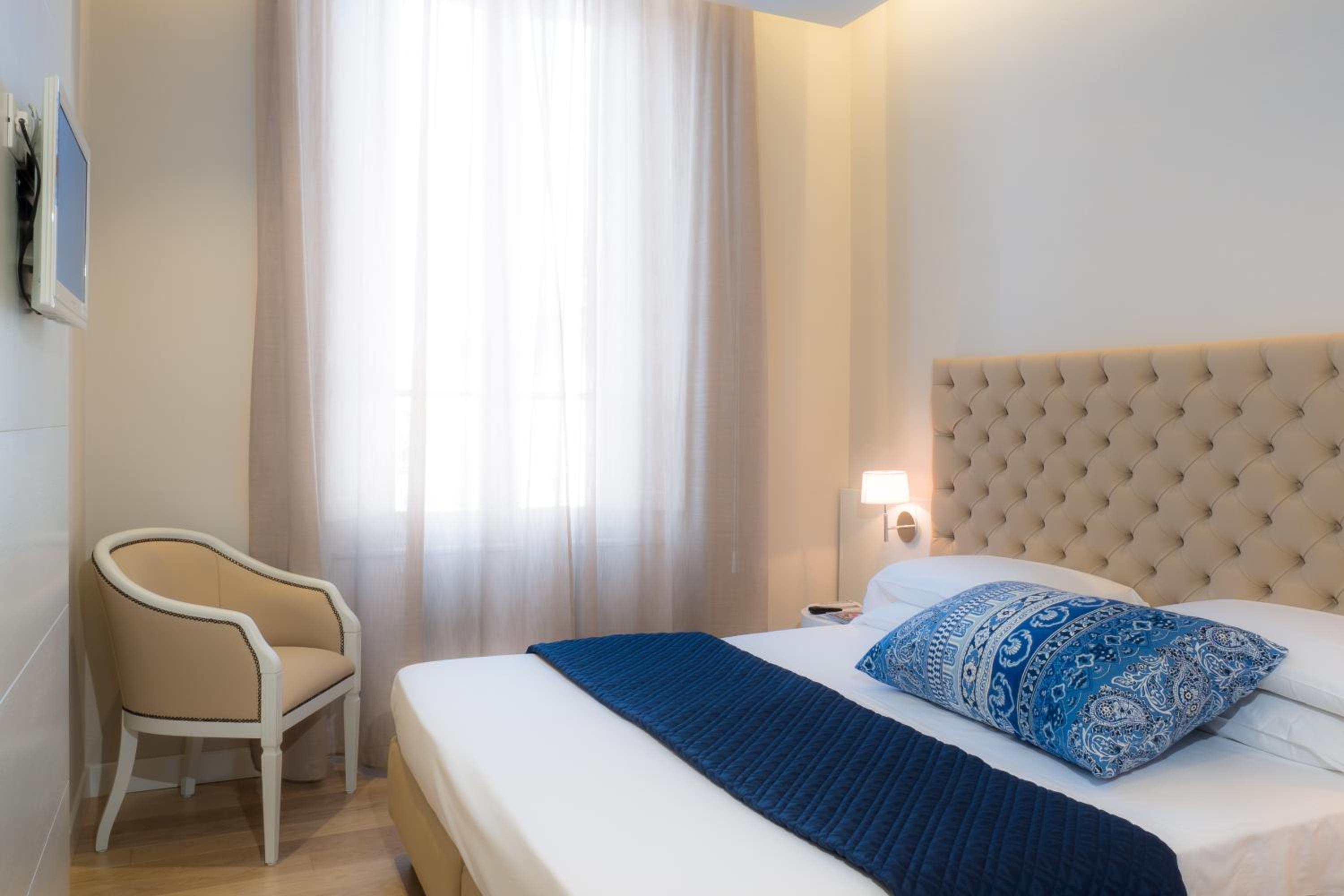 Deluxe Junior Suite - Photo 6