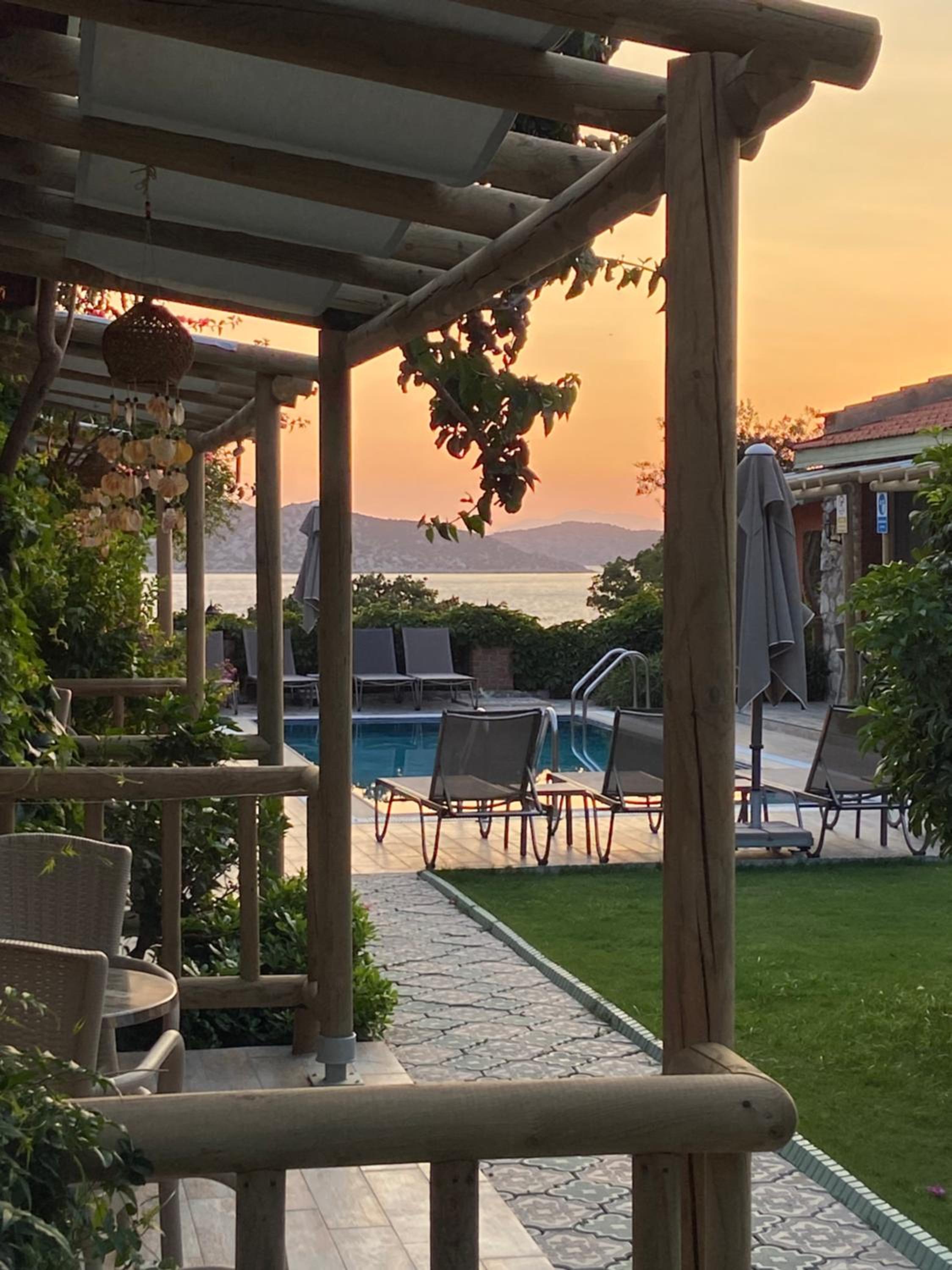 Queen Room with Pool View photo 3