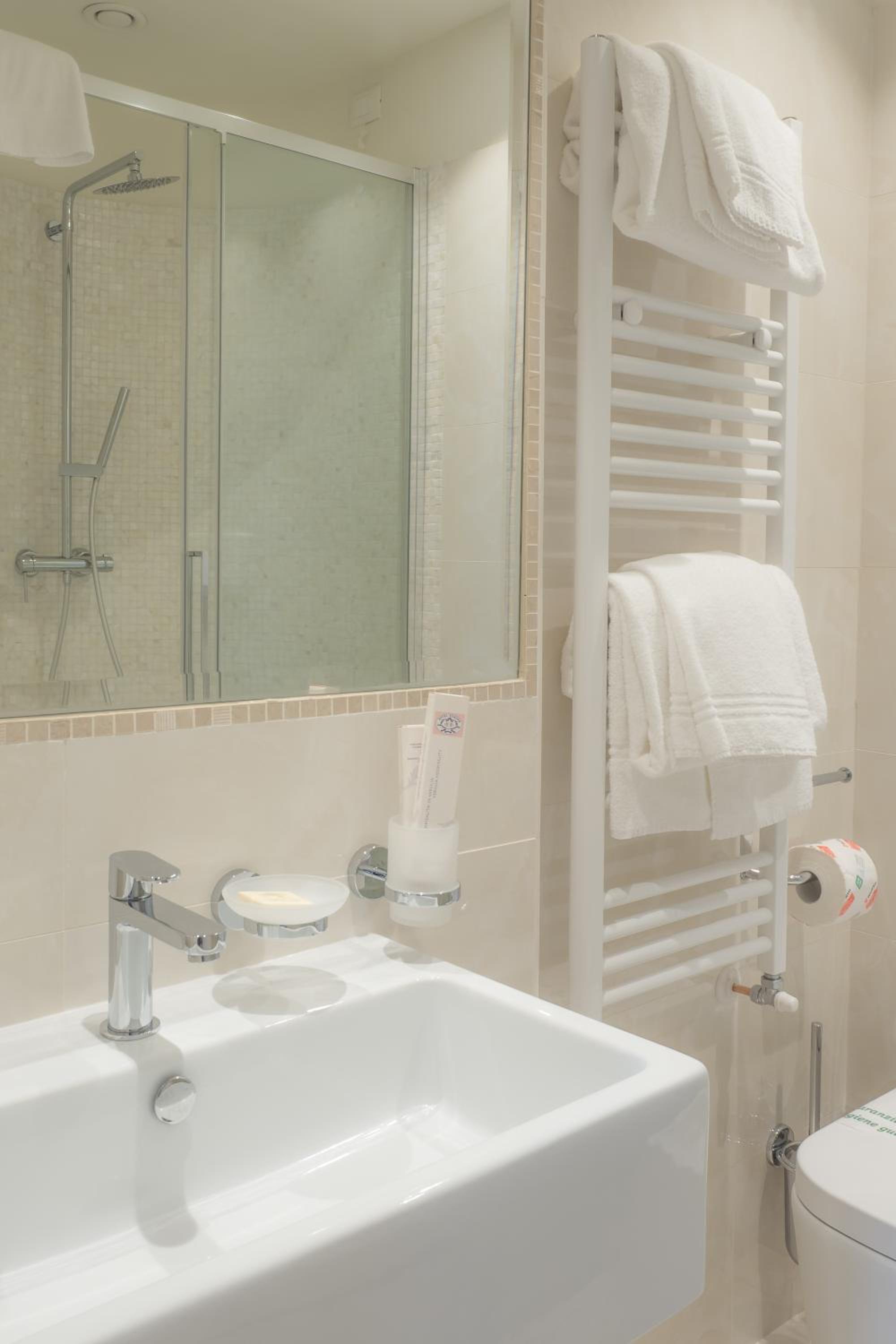 Deluxe Double or Twin Room with Pool View - Photo 2