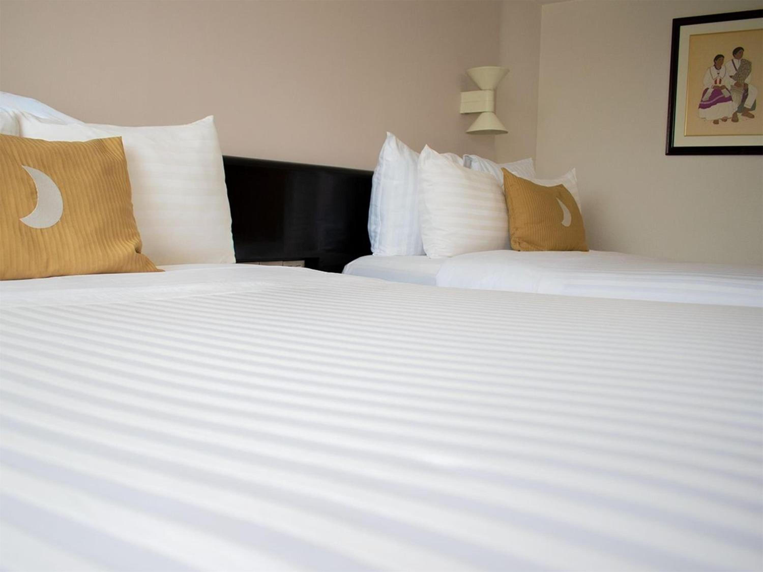 Standard Queen Room with Two Queen Beds - Non-Smoking photo 2