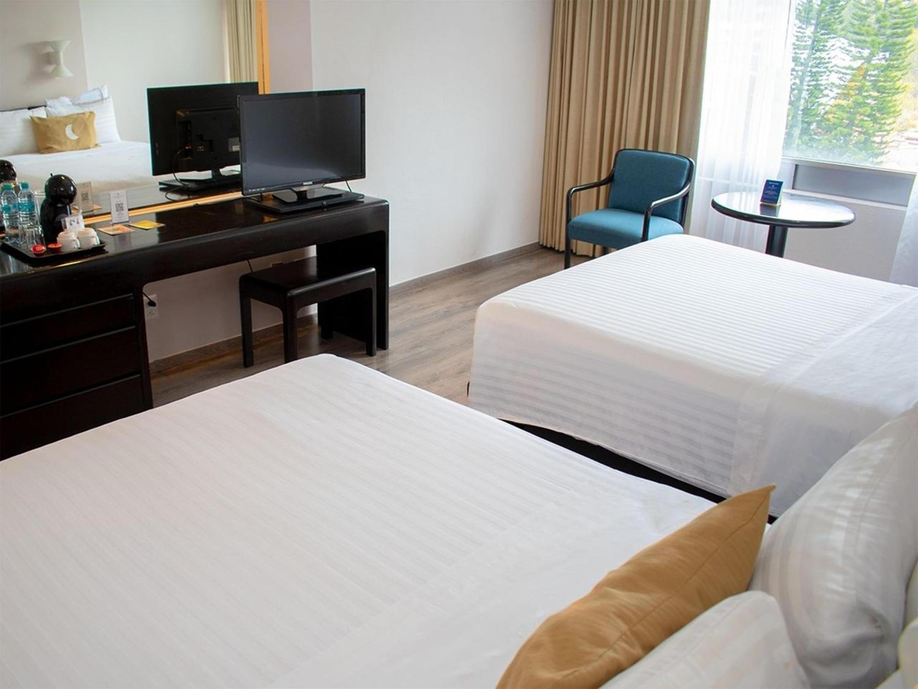 Standard Queen Room with Two Queen Beds - Non-Smoking photo 3