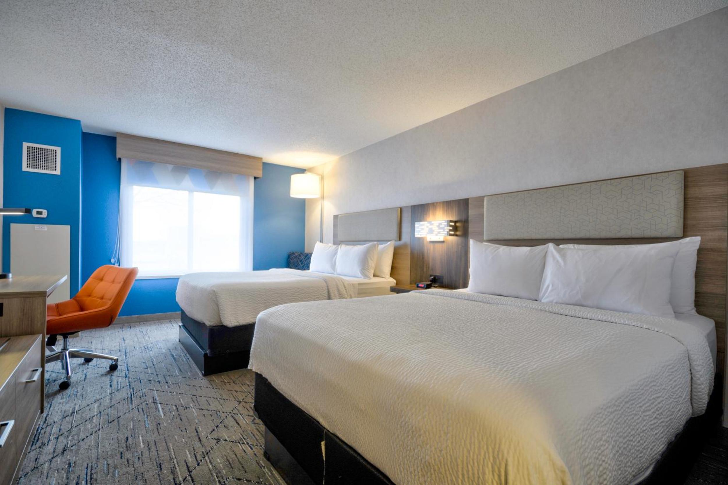 Standard Room with Two Queen Beds - Photo 11
