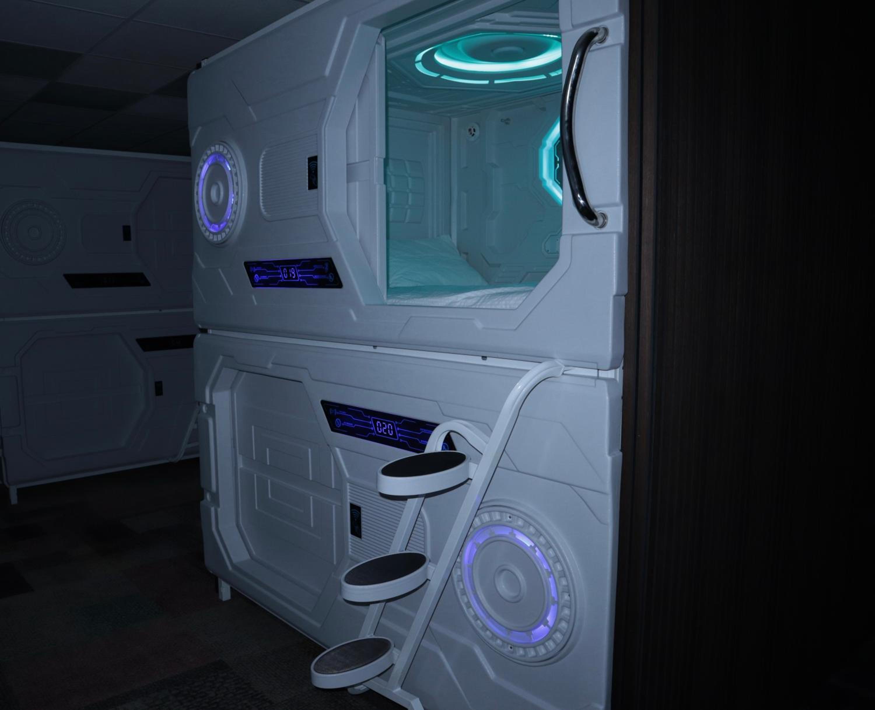 Double bed Capsule - Shared Bathroom photo 2