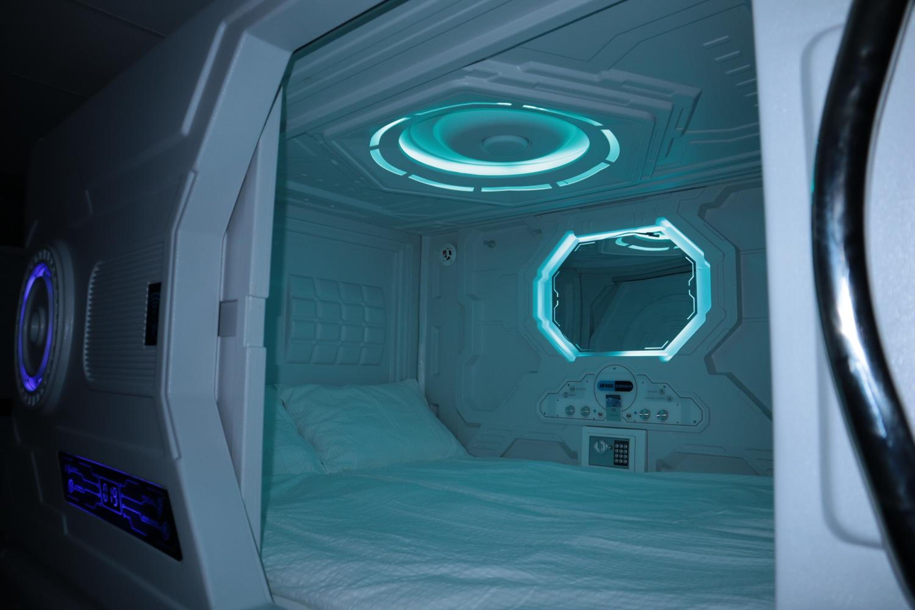 Double bed Capsule - Shared Bathroom photo 1