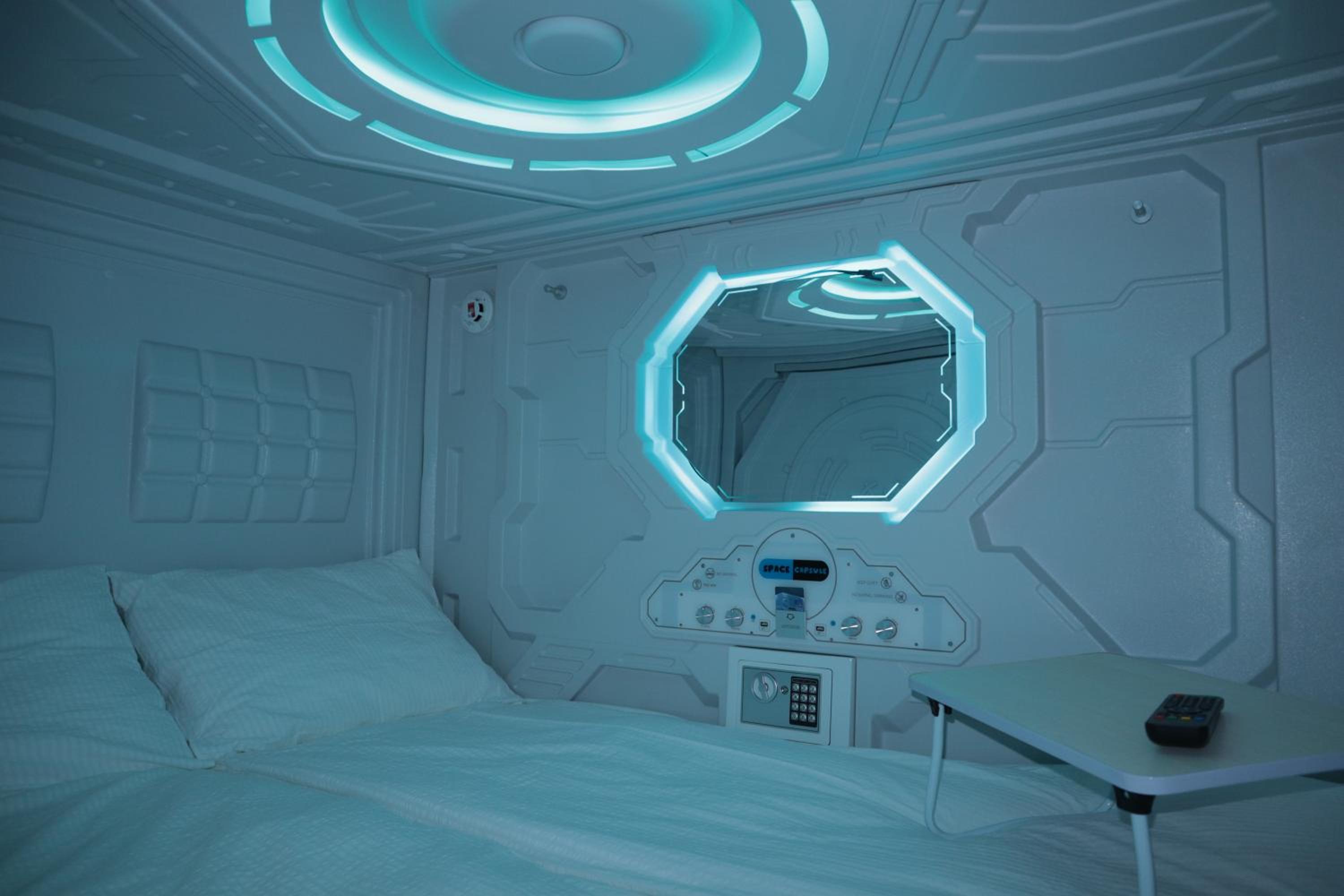 Double bed Capsule - Shared Bathroom photo 3