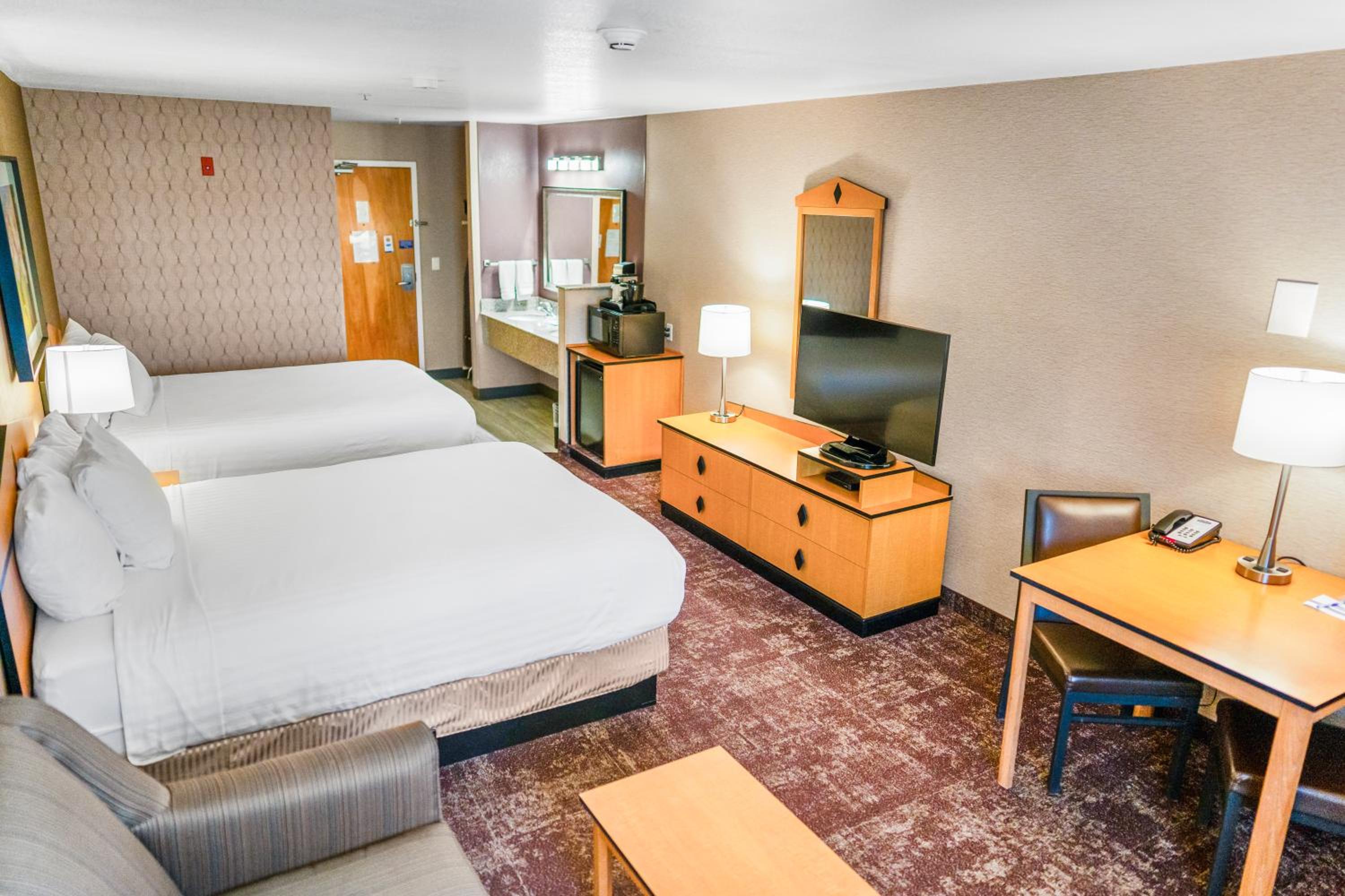 Queen Room with Two Queen Beds  - Photo 4