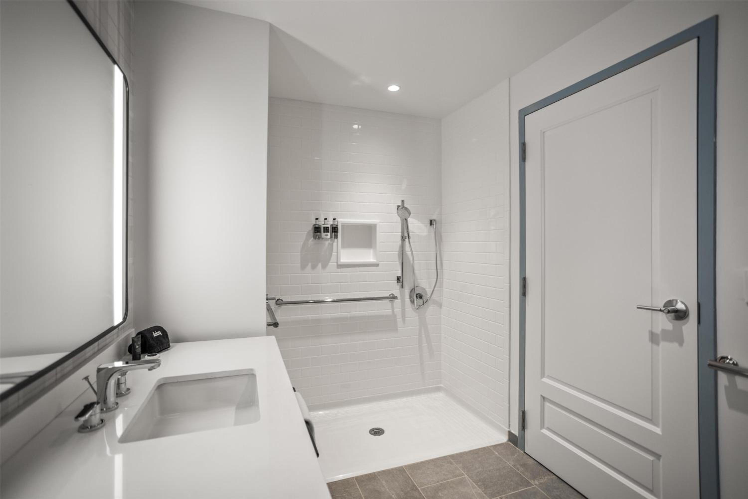 King Room with Roll-In Shower - Mobility Access - Photo 3