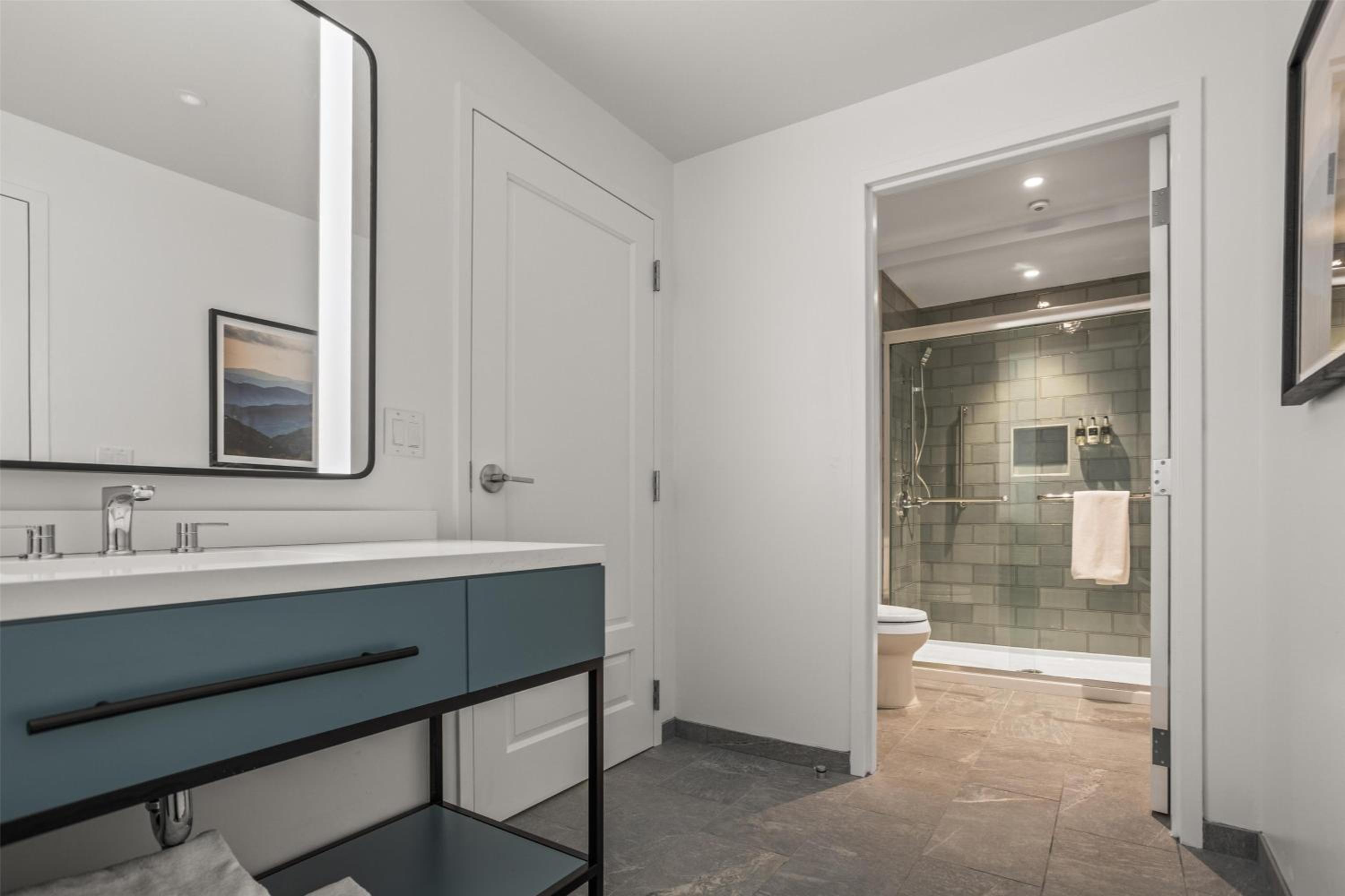 Premium King Room - Photo 4