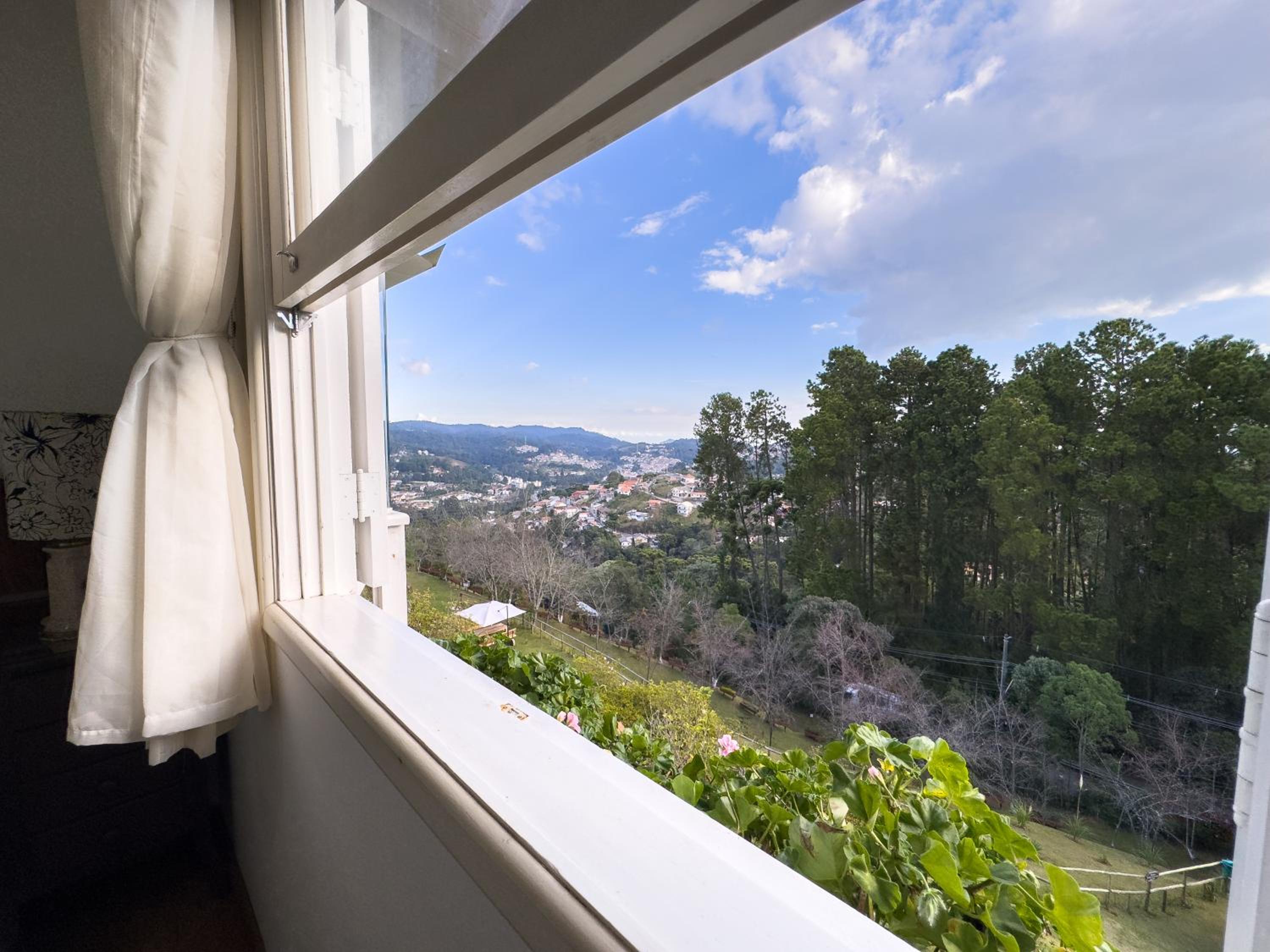 Four-Bedroom Apartment with Balcony  photo 1