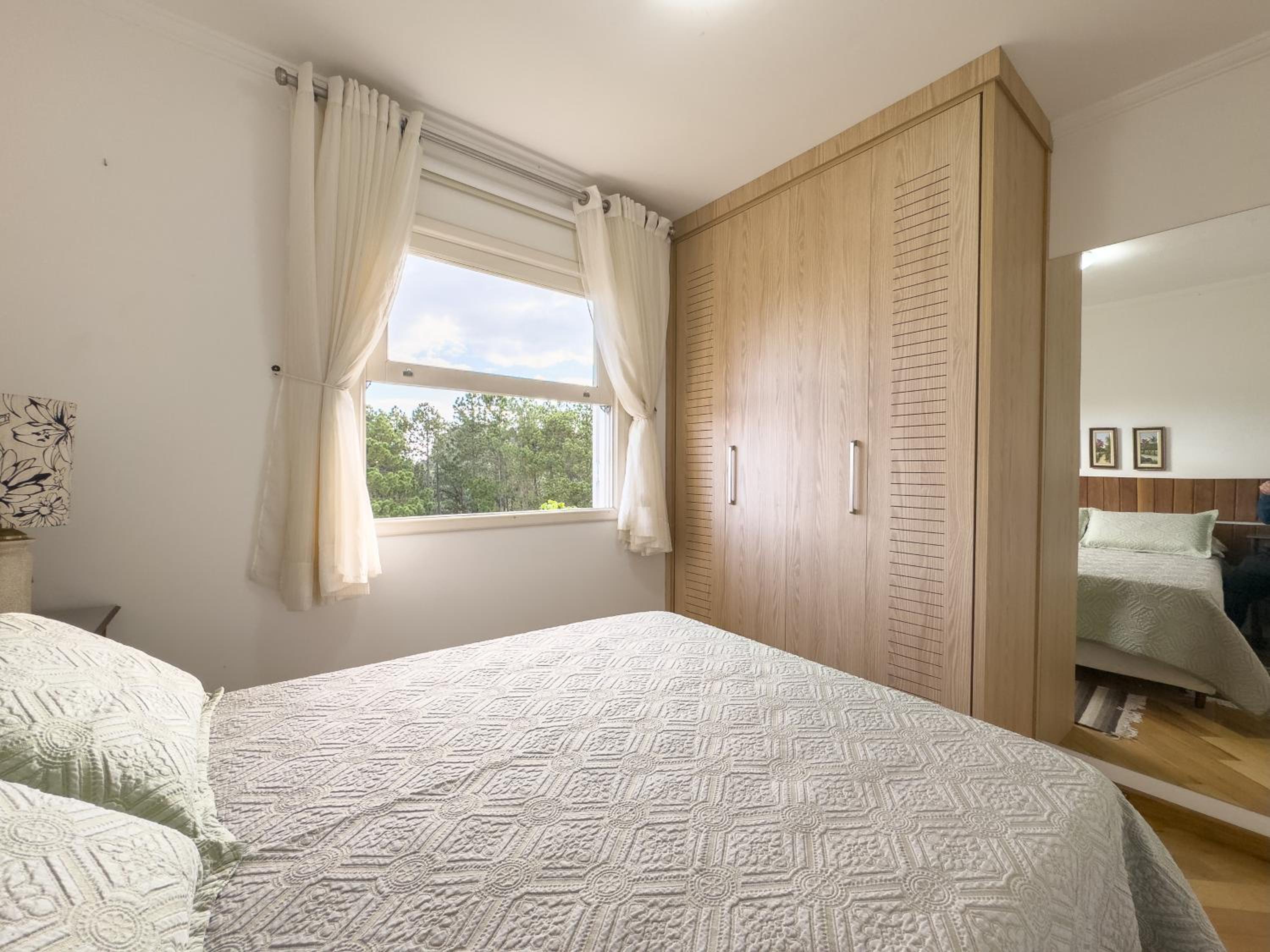 Four-Bedroom Apartment with Balcony  photo 2