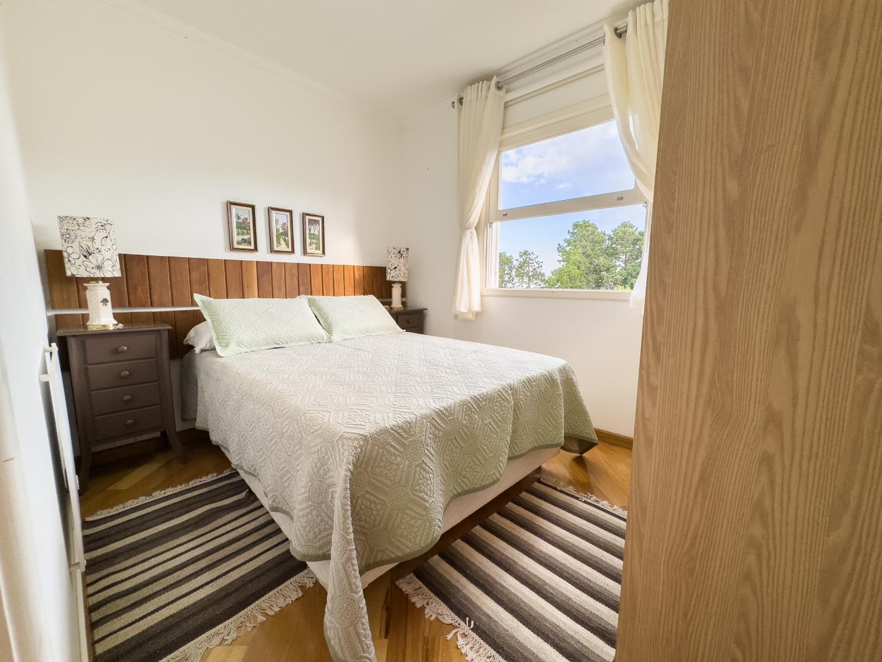 Four-Bedroom Apartment with Balcony  photo 3