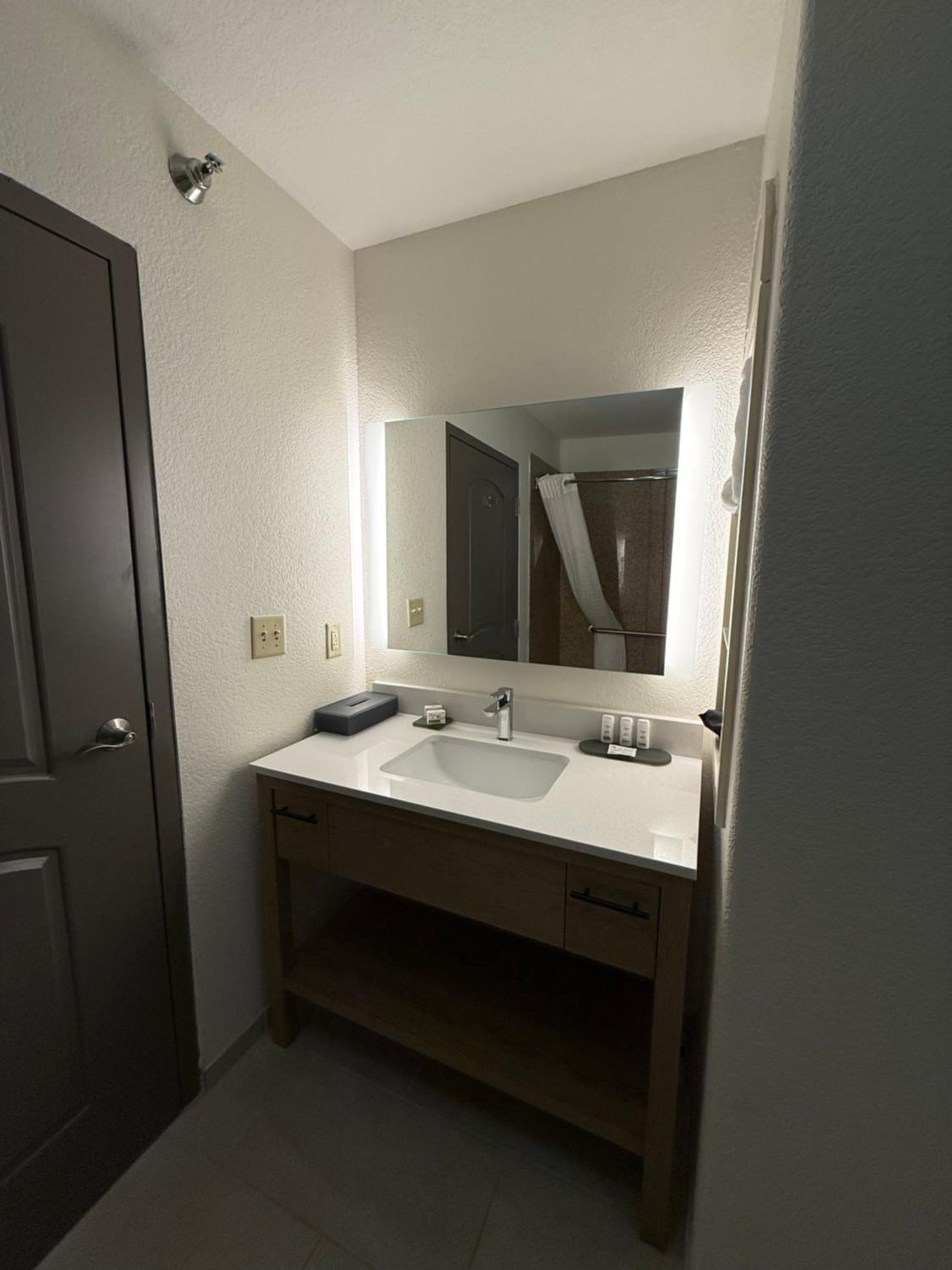 King Suite - Non-Smoking - Photo 7