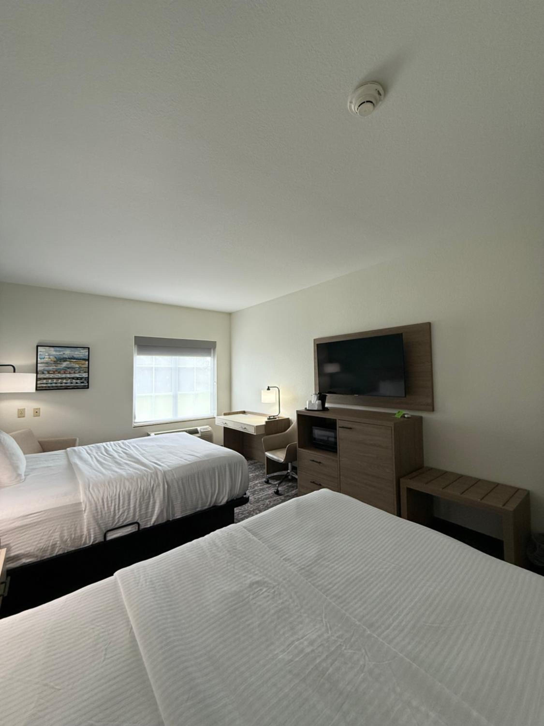 Deluxe Queen Room with Two Queen Beds - Photo 3