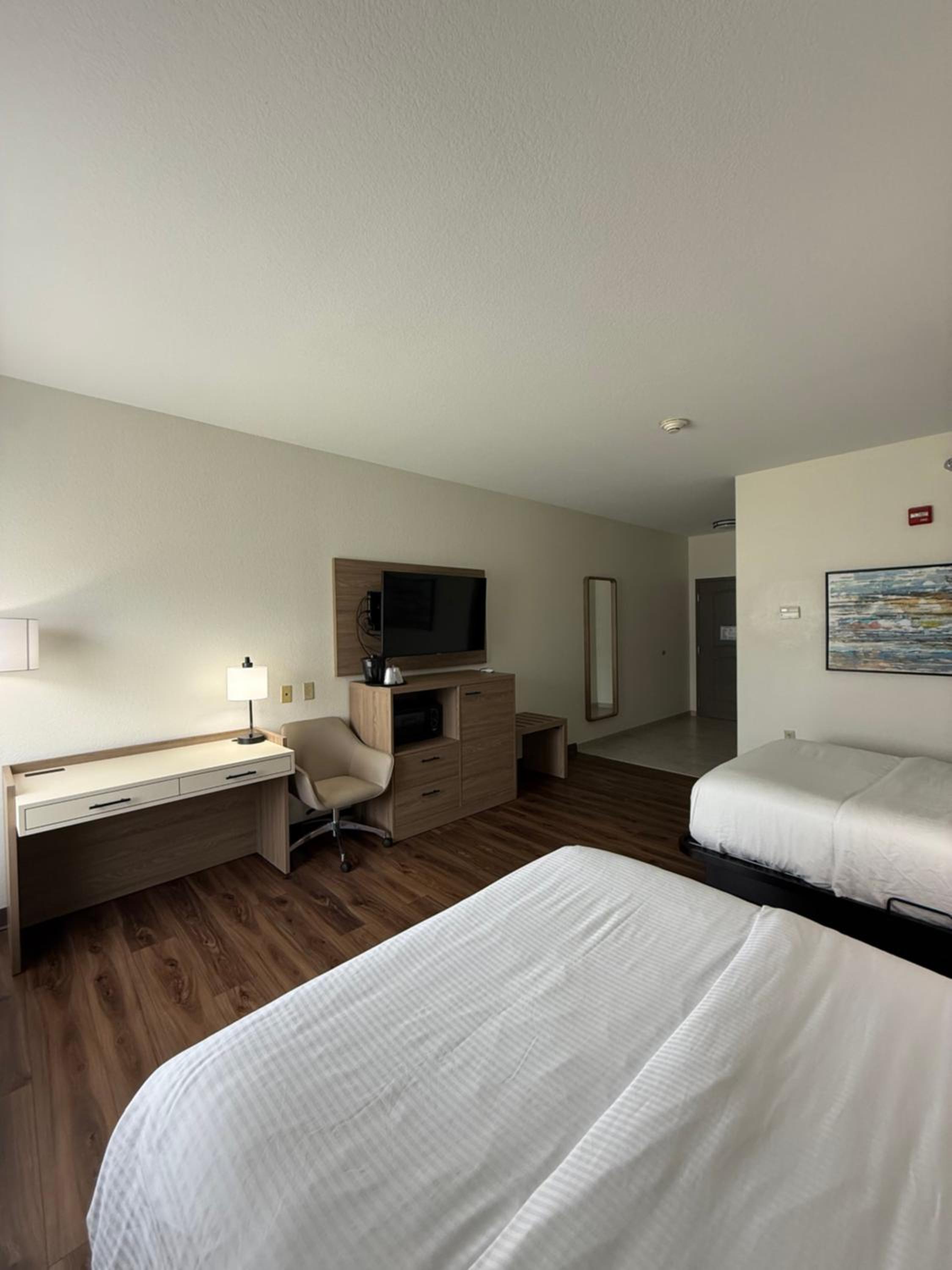 Queen Room with Two Queen Beds and Bath Tub - Mobility Accessible/Non-Smoking photo 3