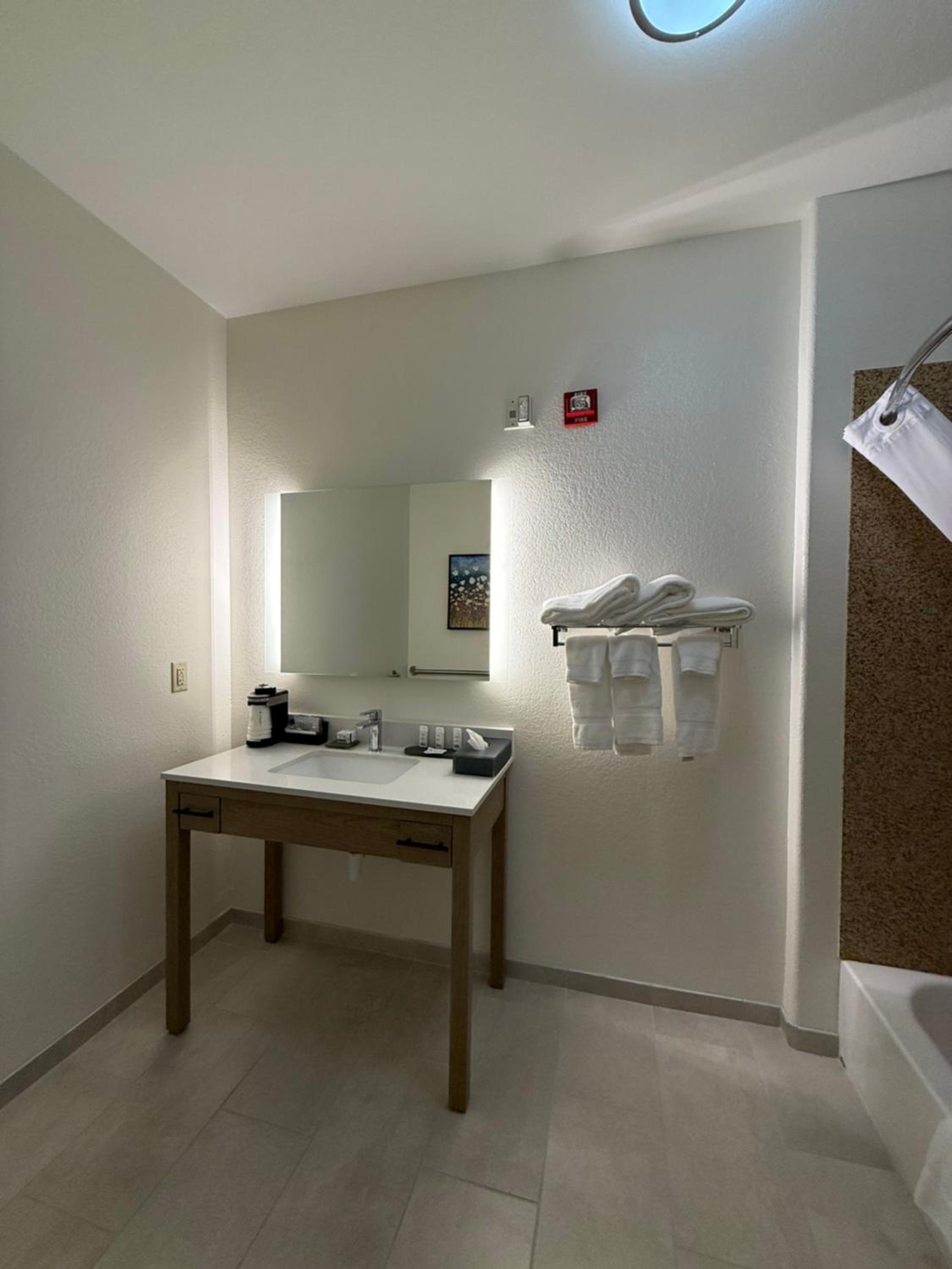 King Room with Bath Tub - Mobility Accessible/Non-Smoking - Photo 1