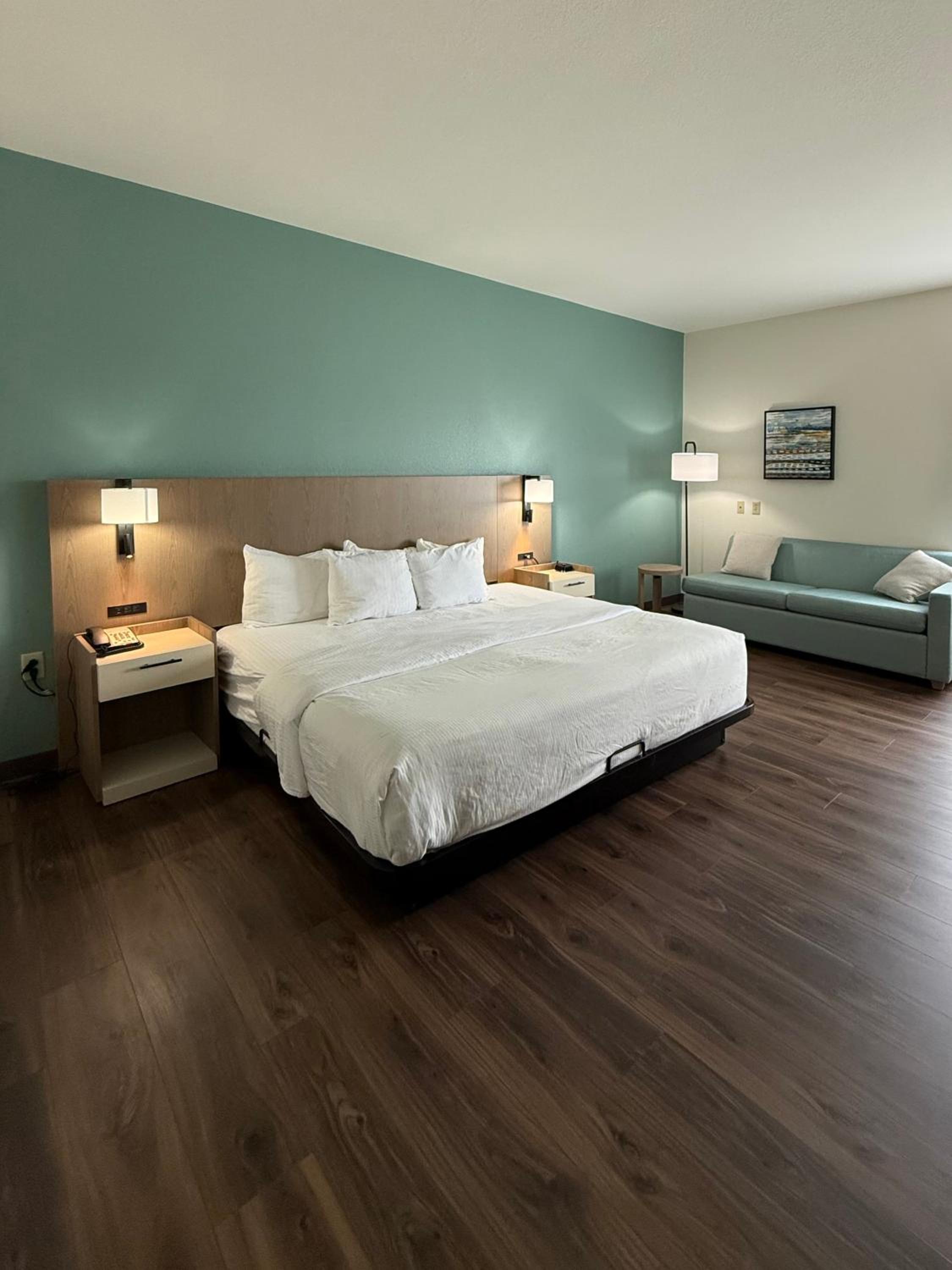 King Room with Bath Tub - Mobility Accessible/Non-Smoking - Photo 2