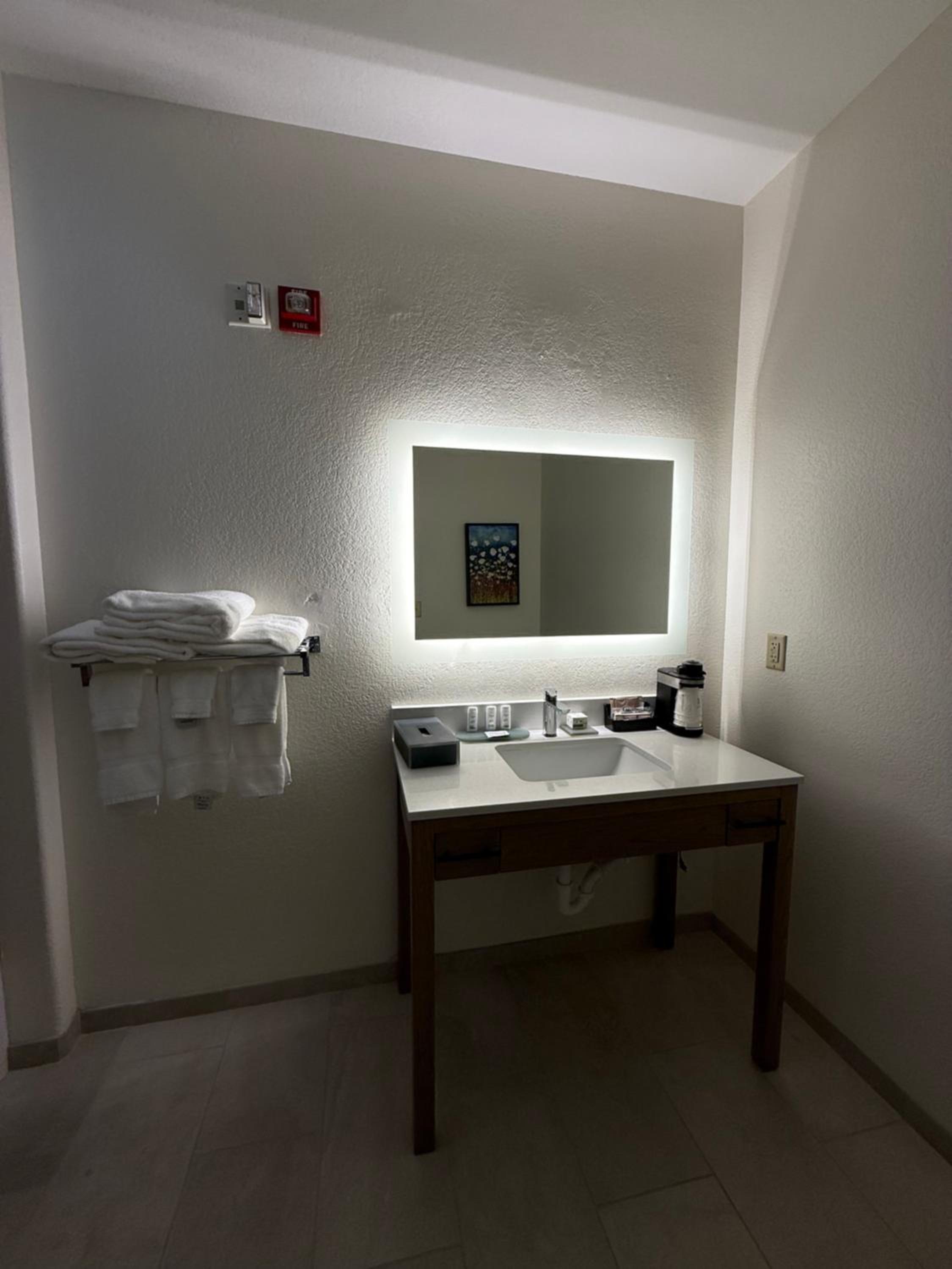 Deluxe King Room with Bath Tub - Mobility Accessible/Non-Smoking - Photo 2