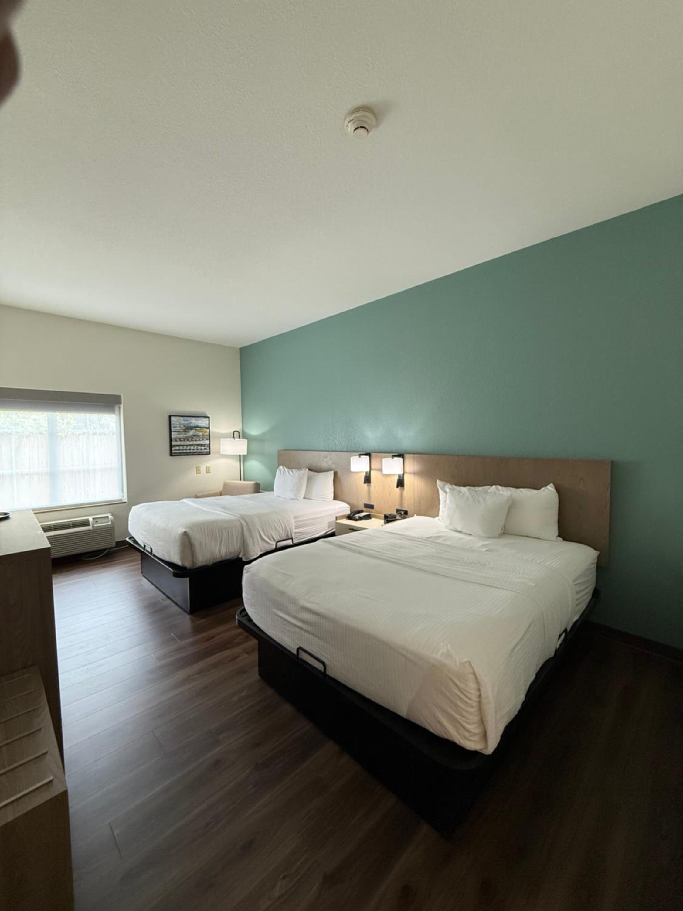 Deluxe Queen Room with Two Queen Beds - Photo 5