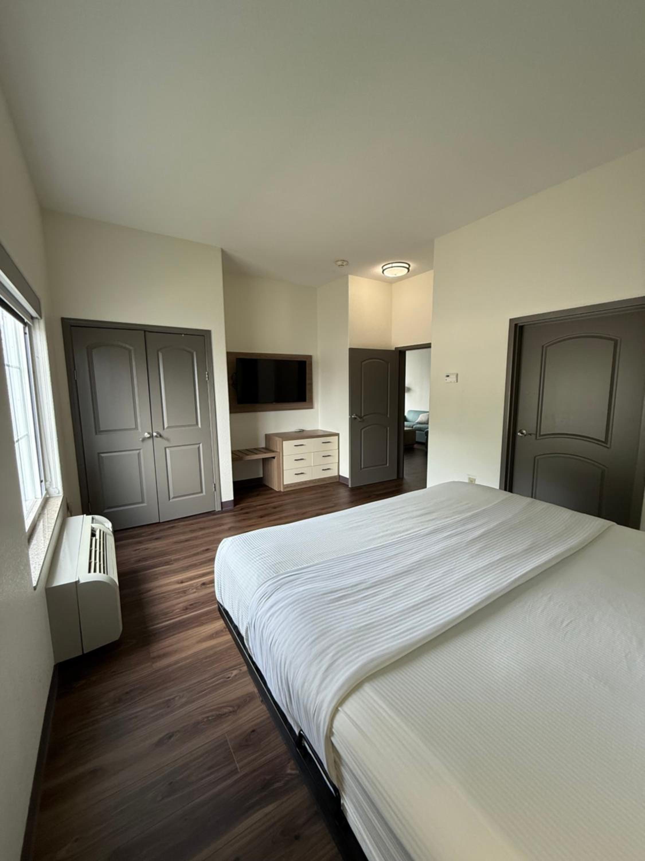King Suite - Non-Smoking - Photo 2