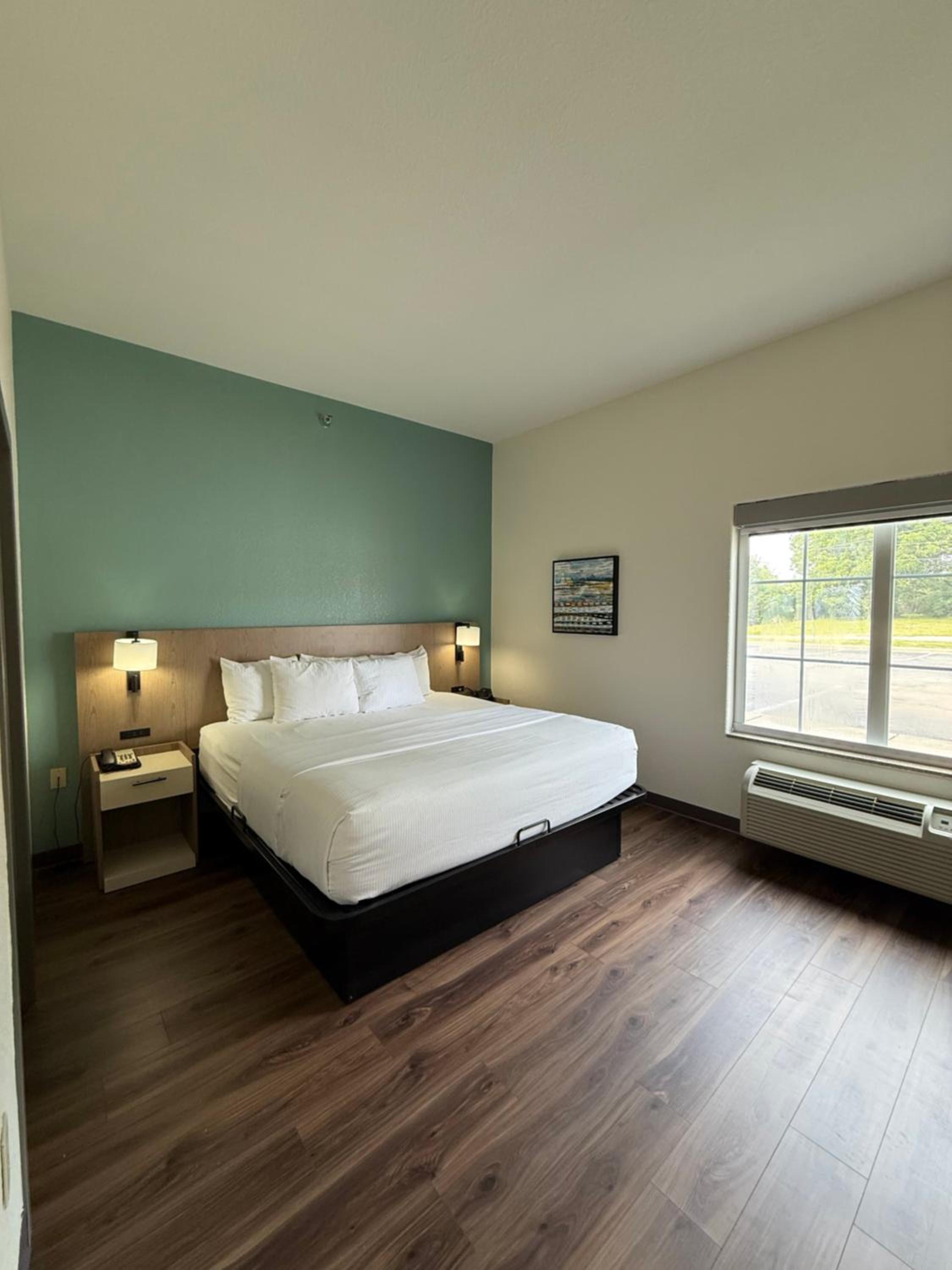 King Suite - Non-Smoking - Photo 3