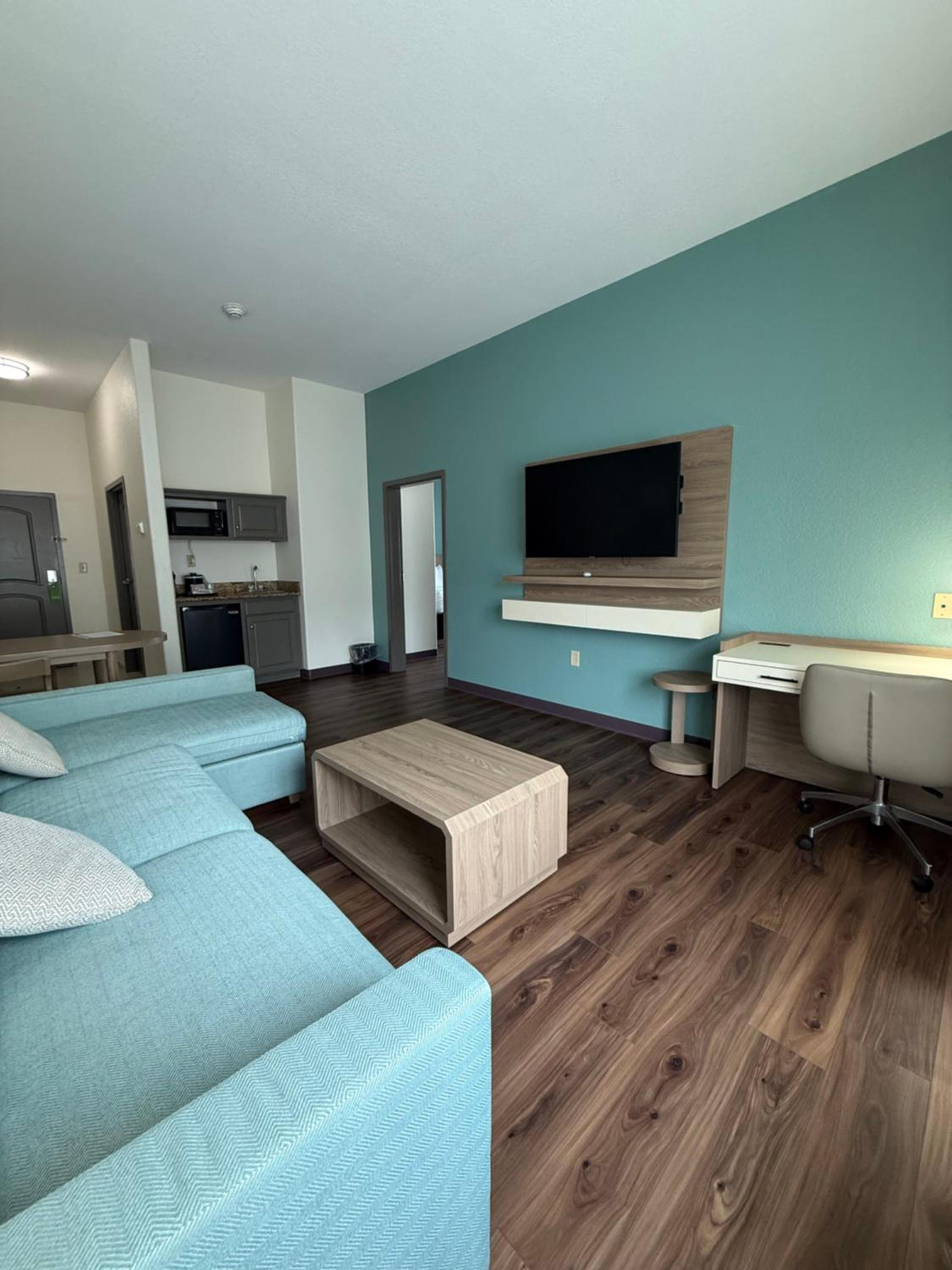 King Suite - Non-Smoking - Photo 4