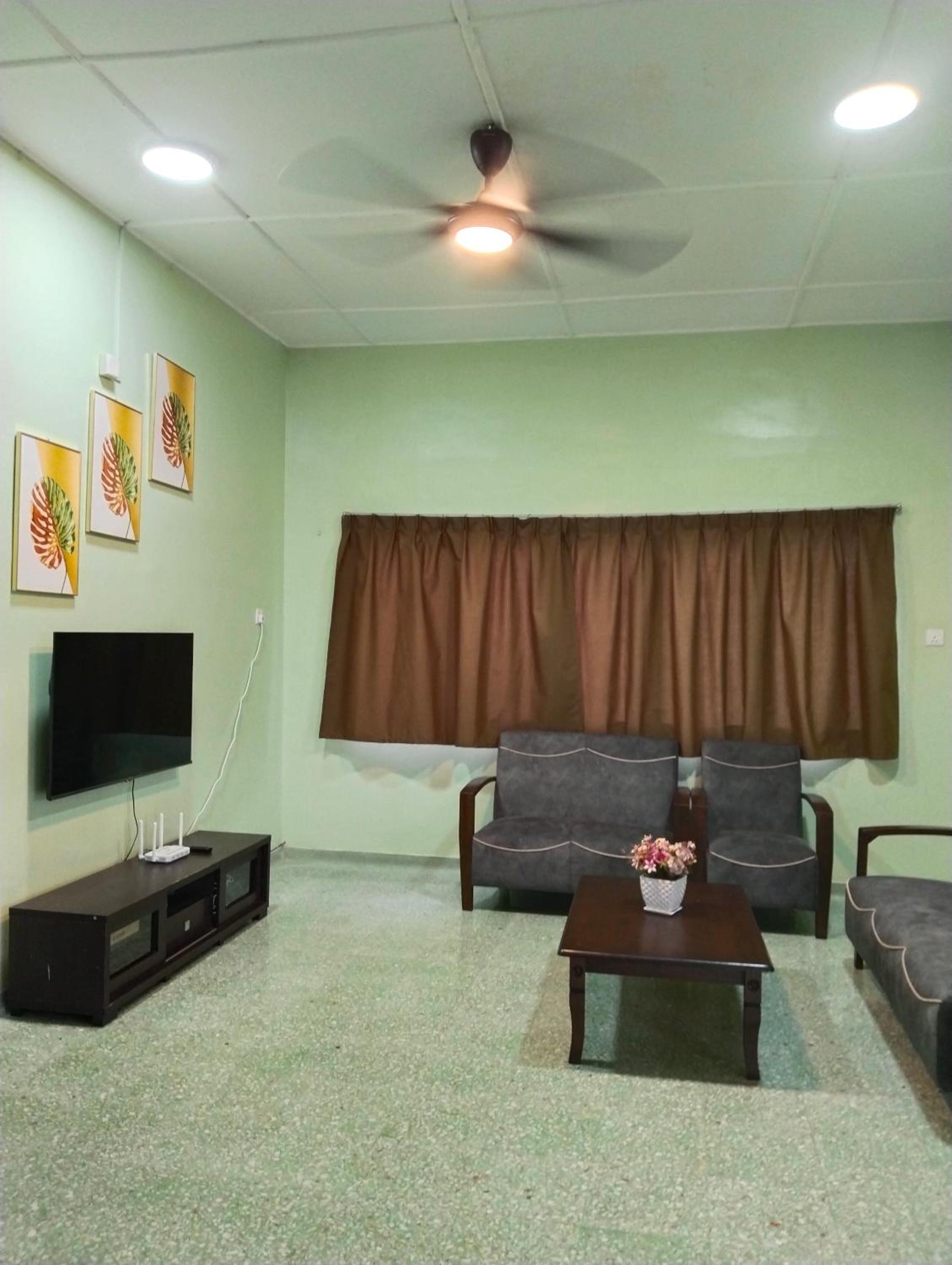 Five-Bedroom House photo 3
