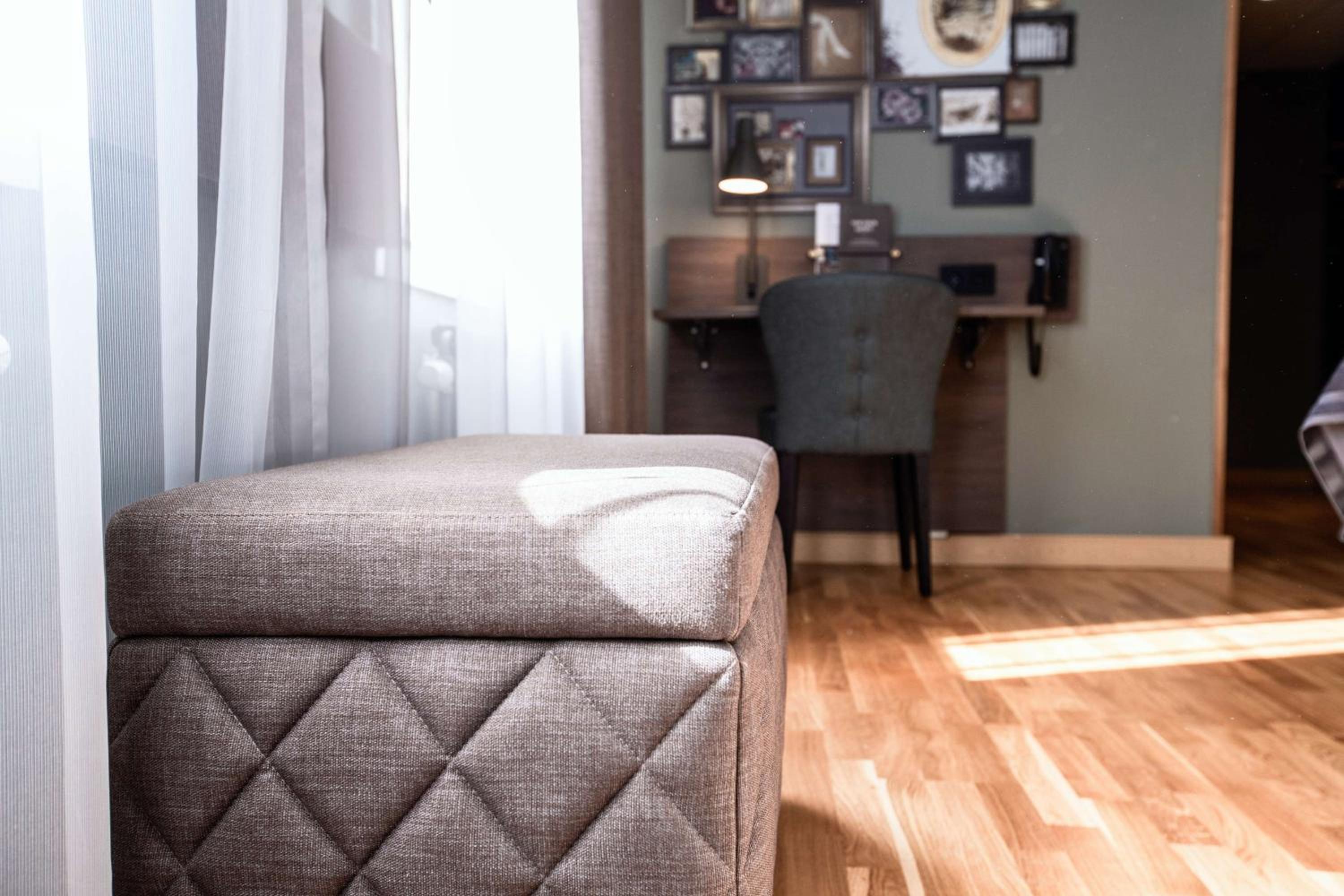 Superior Family Room - Photo 3