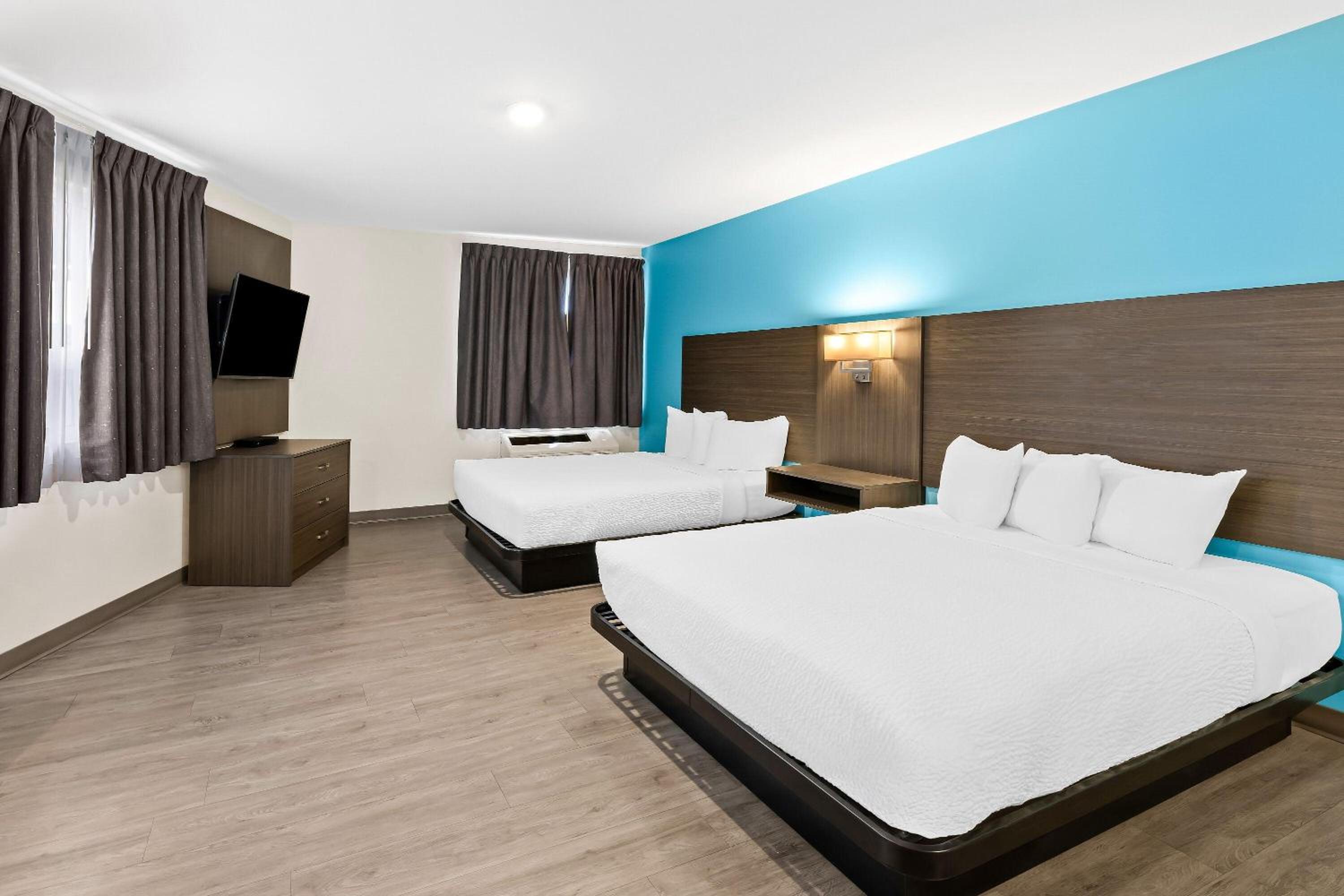 Suoerior Queen Room with Sofa Bed - No Pets/Non-Smoking photo 3