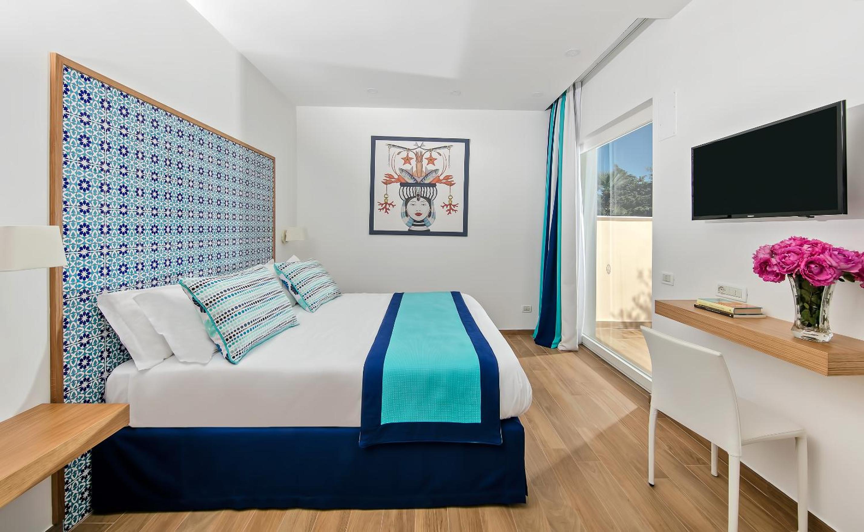 Deluxe Triple Room with Sea View - Photo 2