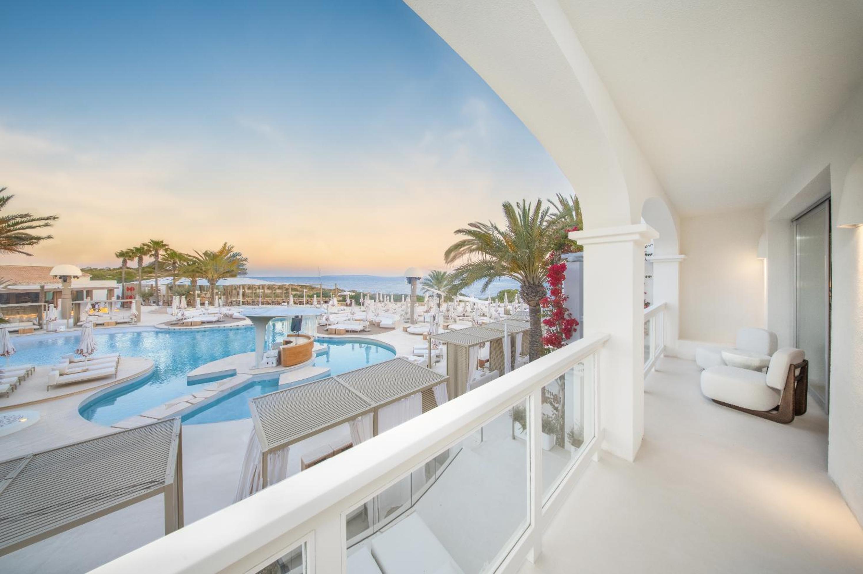 Epic Suite with Pool View- Entrance to Pacha Club Included