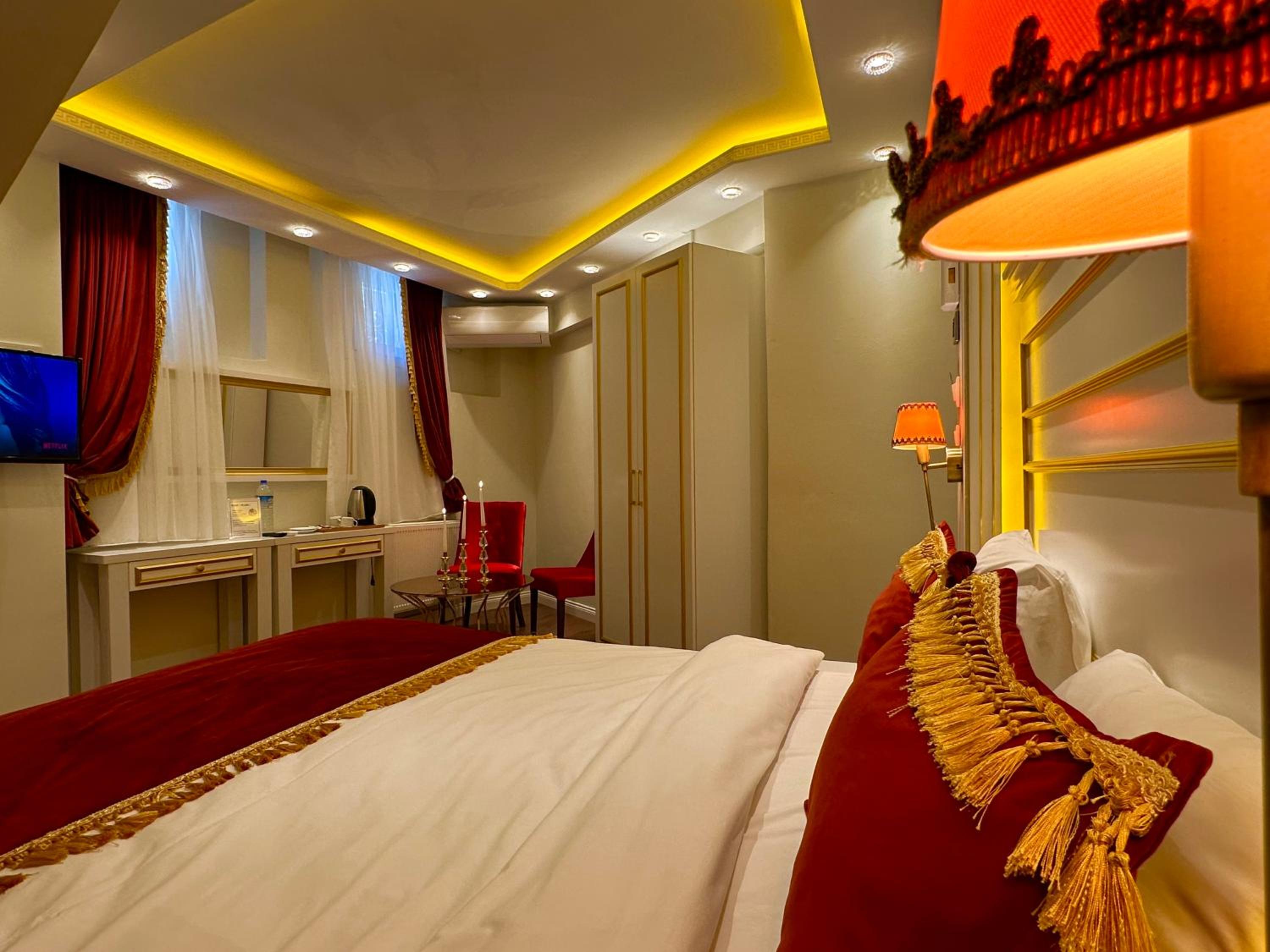Deluxe Triple Room with Sea View thumbnail 5