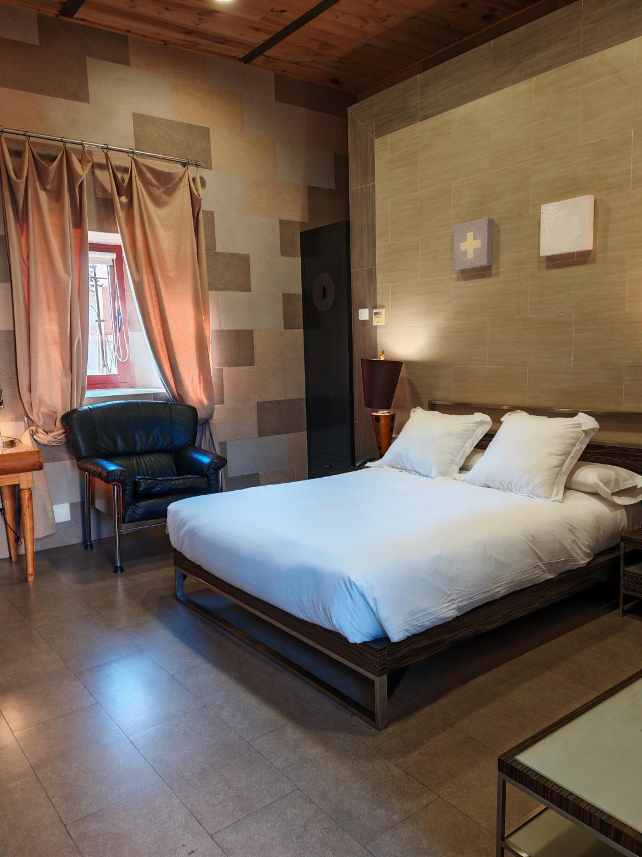 Double or Twin Room with Shower - Photo 2