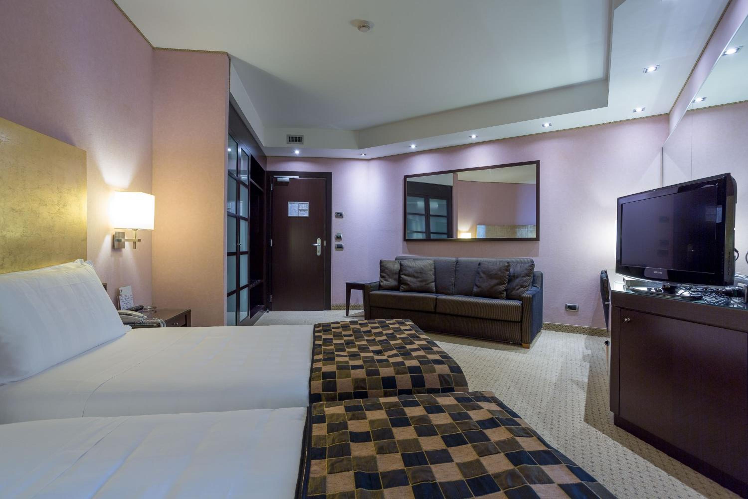 Junior Suite with Spa Bath - Photo 2