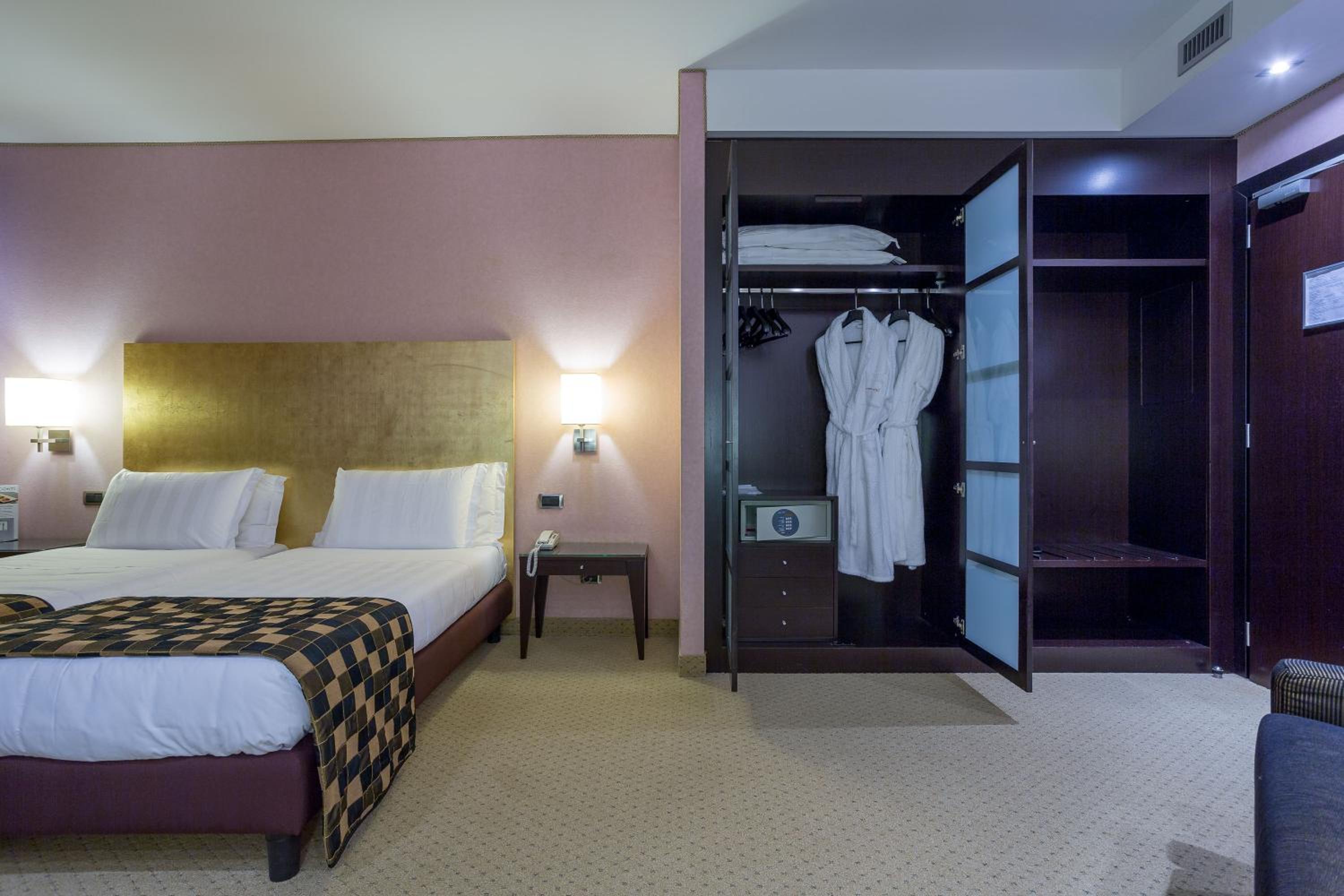 Junior Suite with Spa Bath - Photo 3
