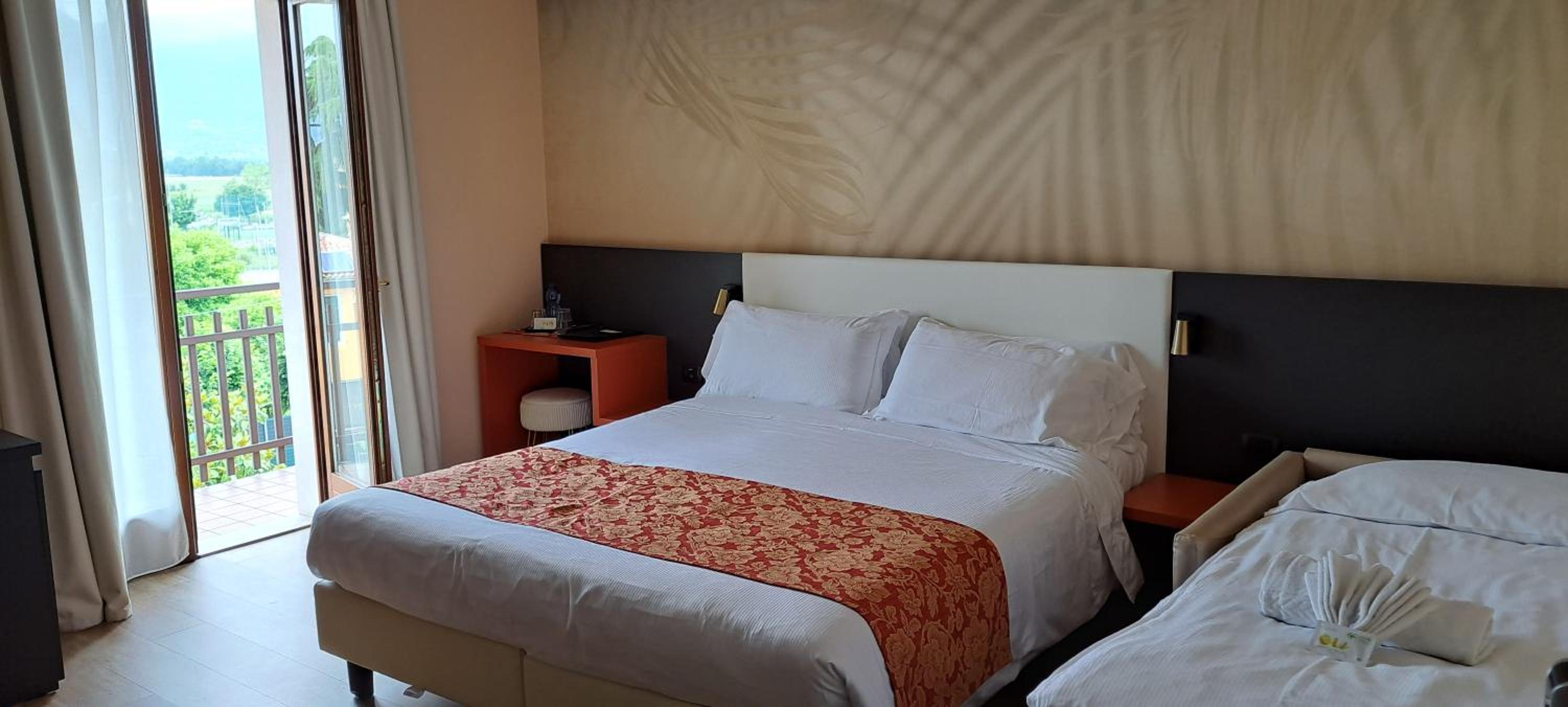 Dreibettzimmer mit Balkon