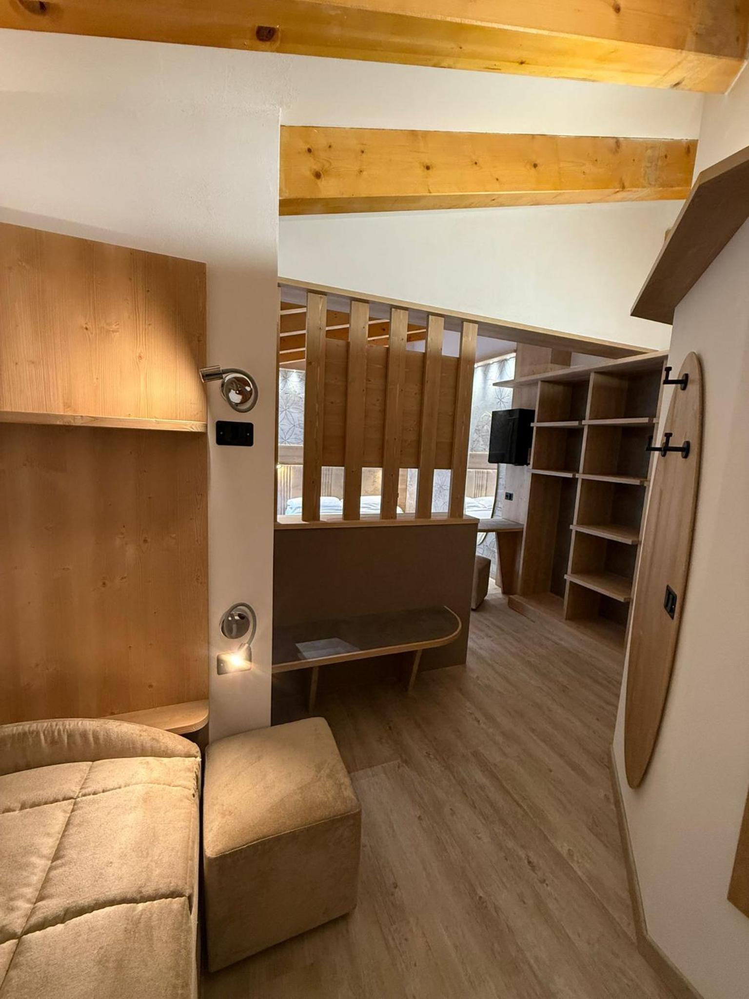Deluxe Junior Suite photo 3