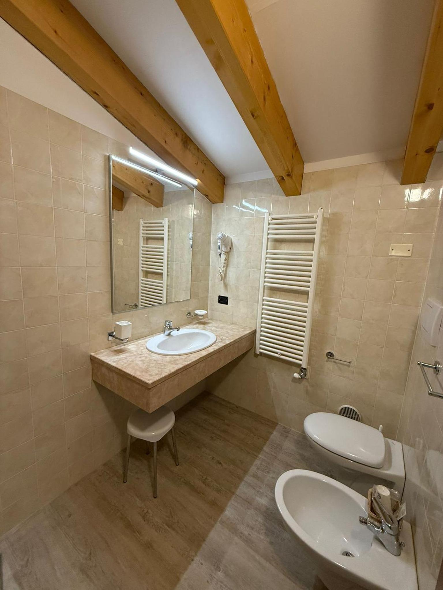 Deluxe Junior Suite photo 2