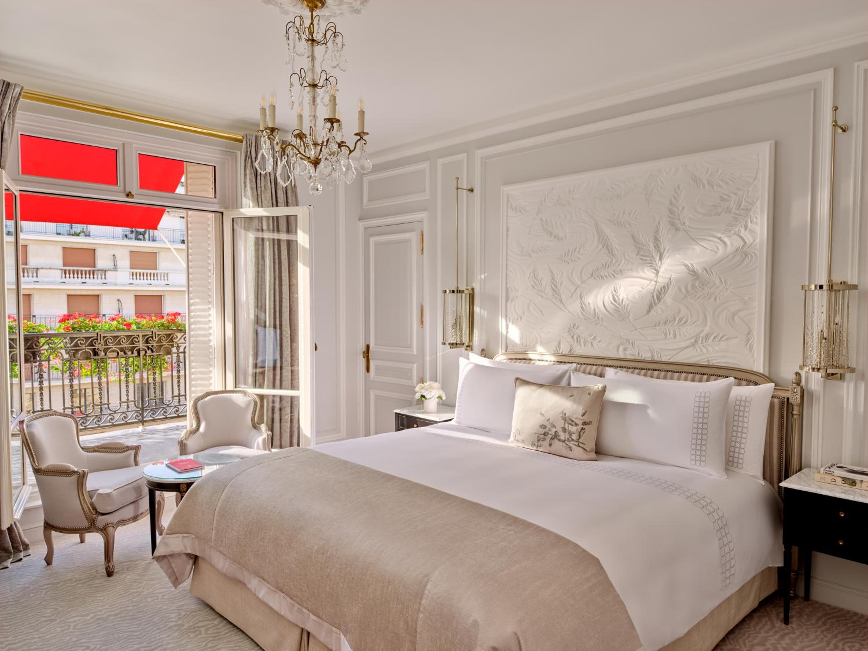 Deluxe Suite, avenue Montaigne view with balcony Deluxe Suite, avenue Montaigne view with balcony