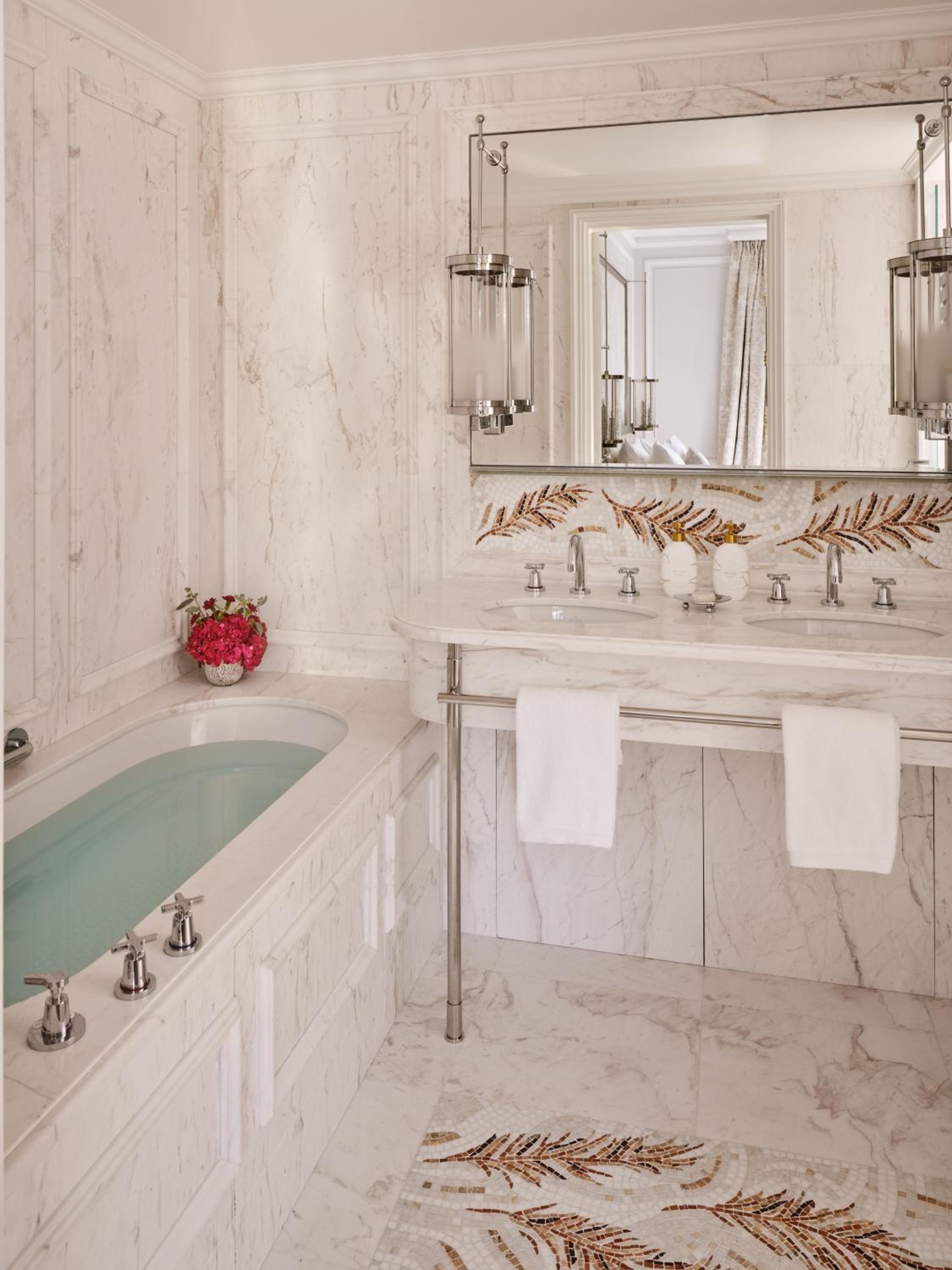 Deluxe Suite, avenue Montaigne view with balcony Deluxe Suite, avenue Montaigne view with balcony