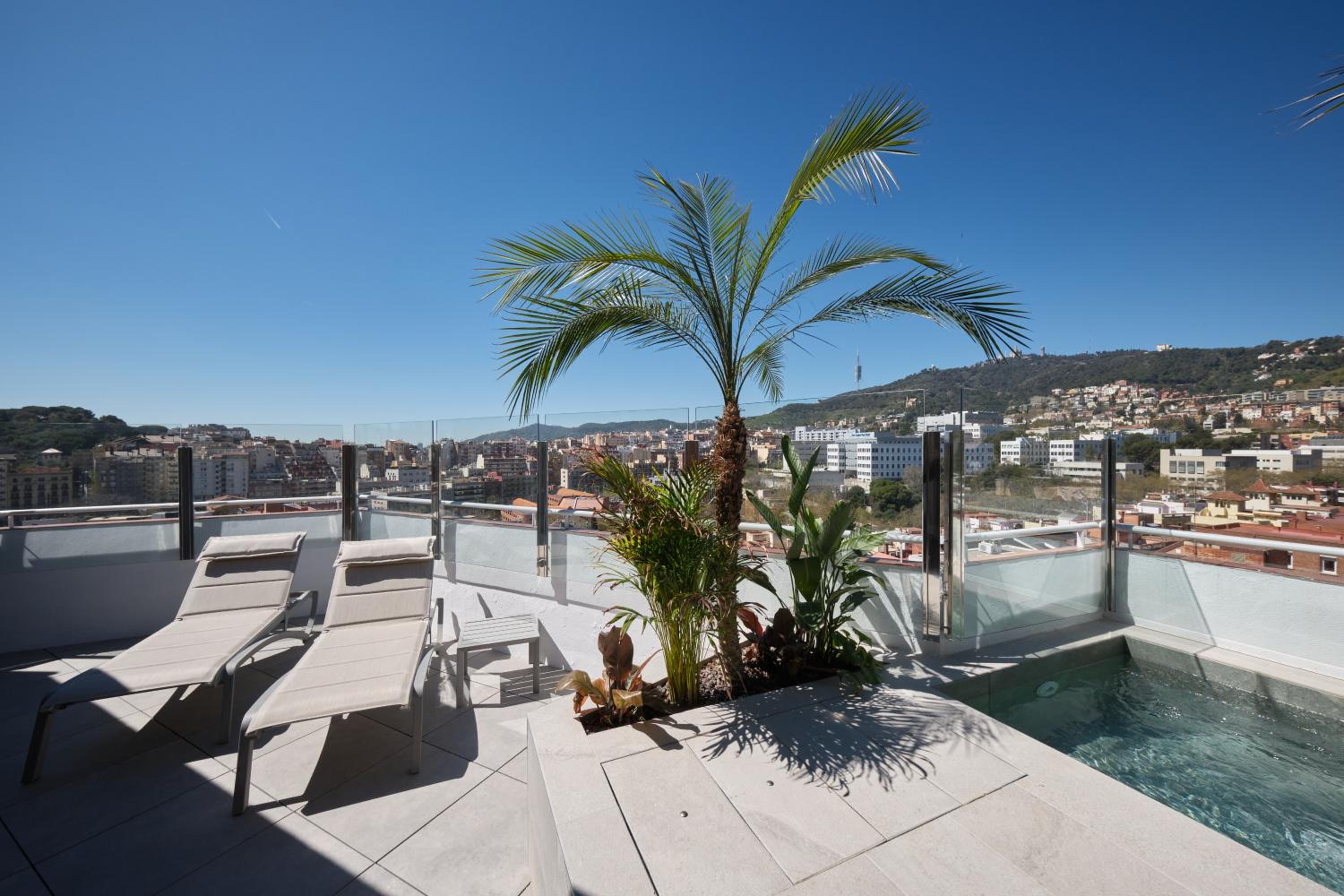 Premium Terrace Pool Room photo 2