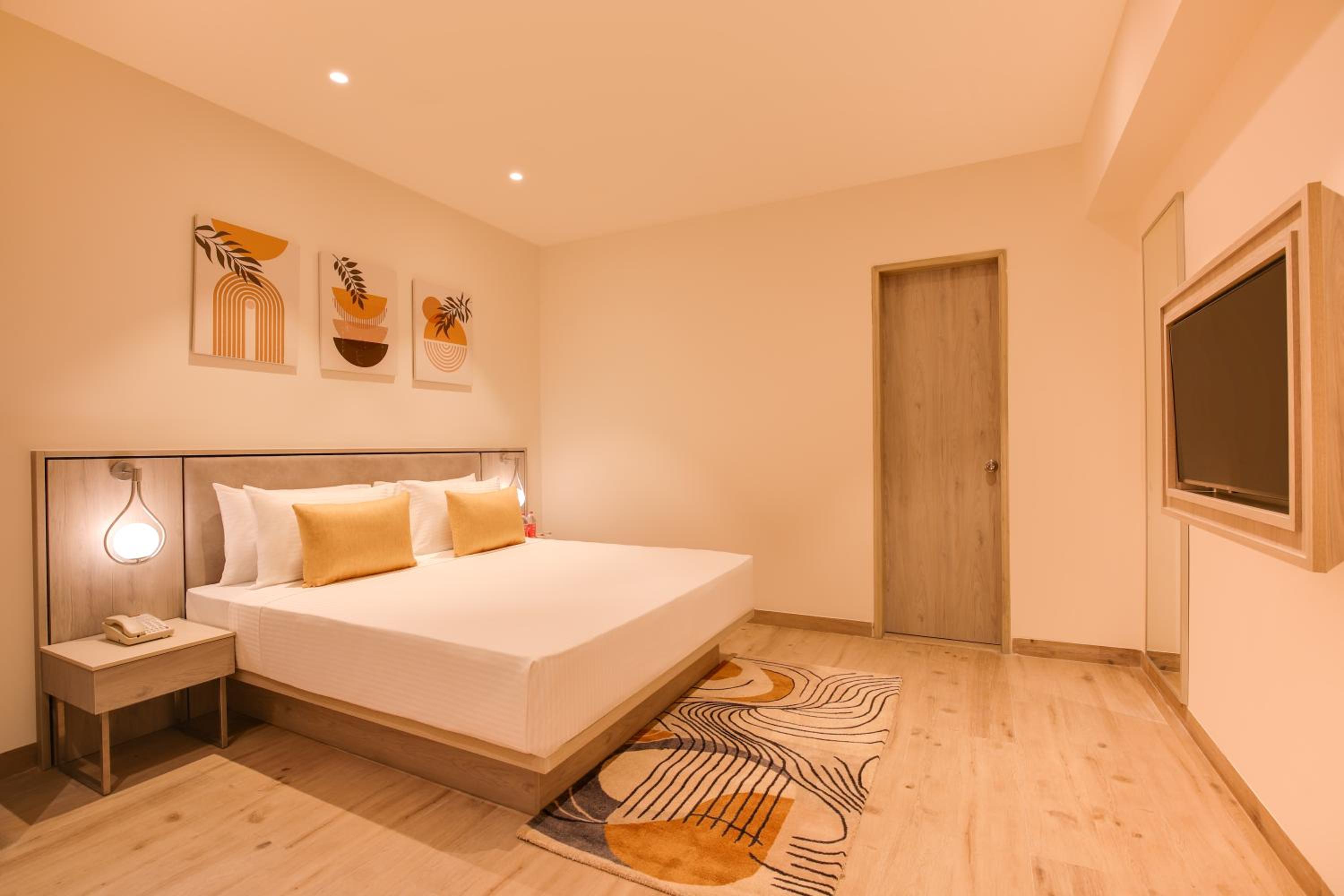 Executive Suite - Photo 6