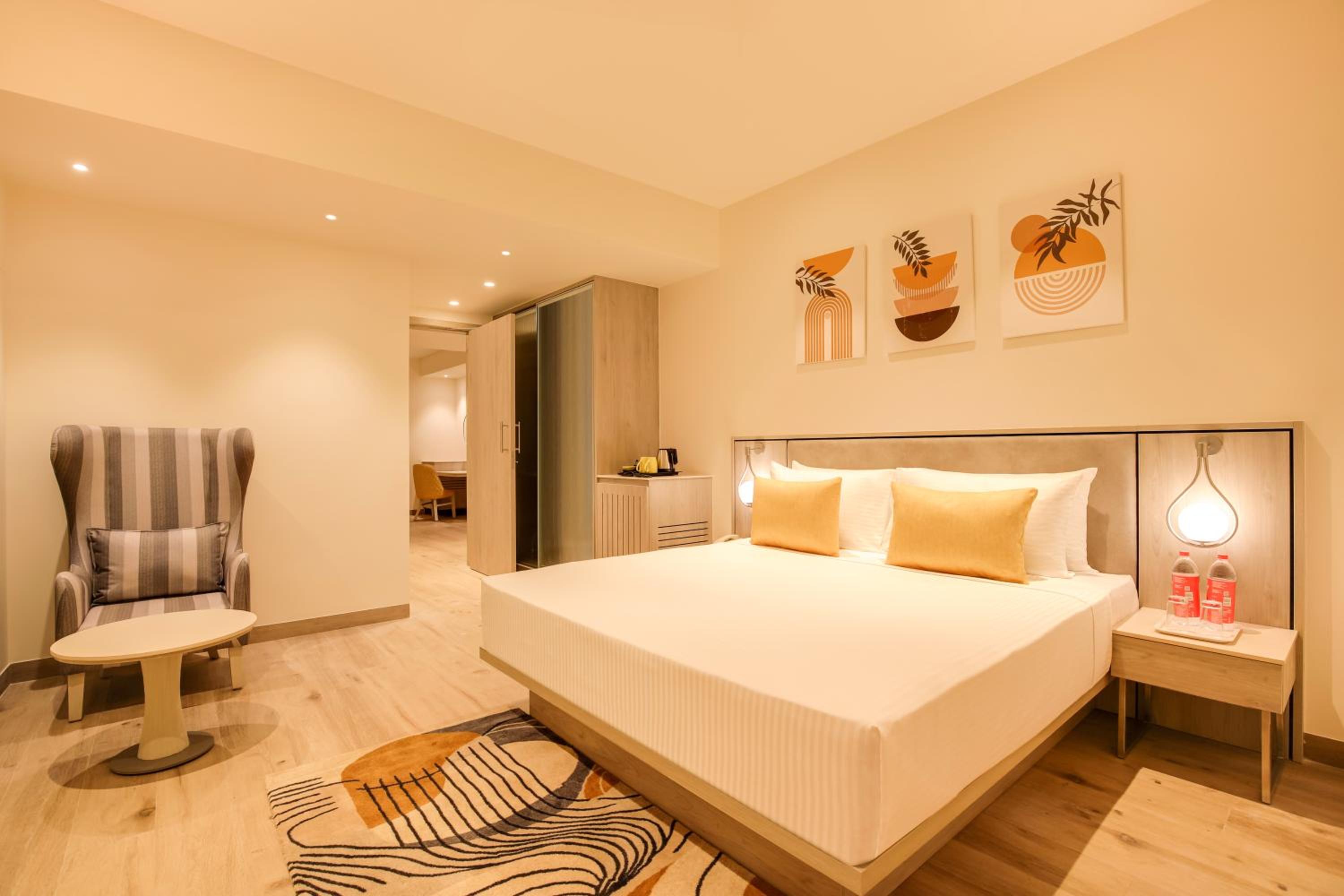 Executive Suite - Photo 5
