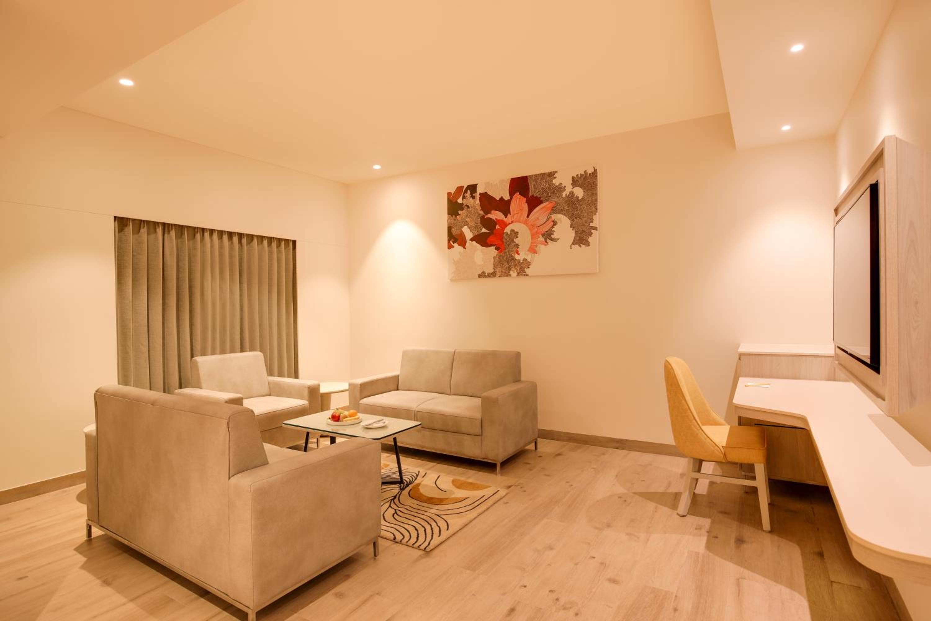 Executive Suite - Photo 4